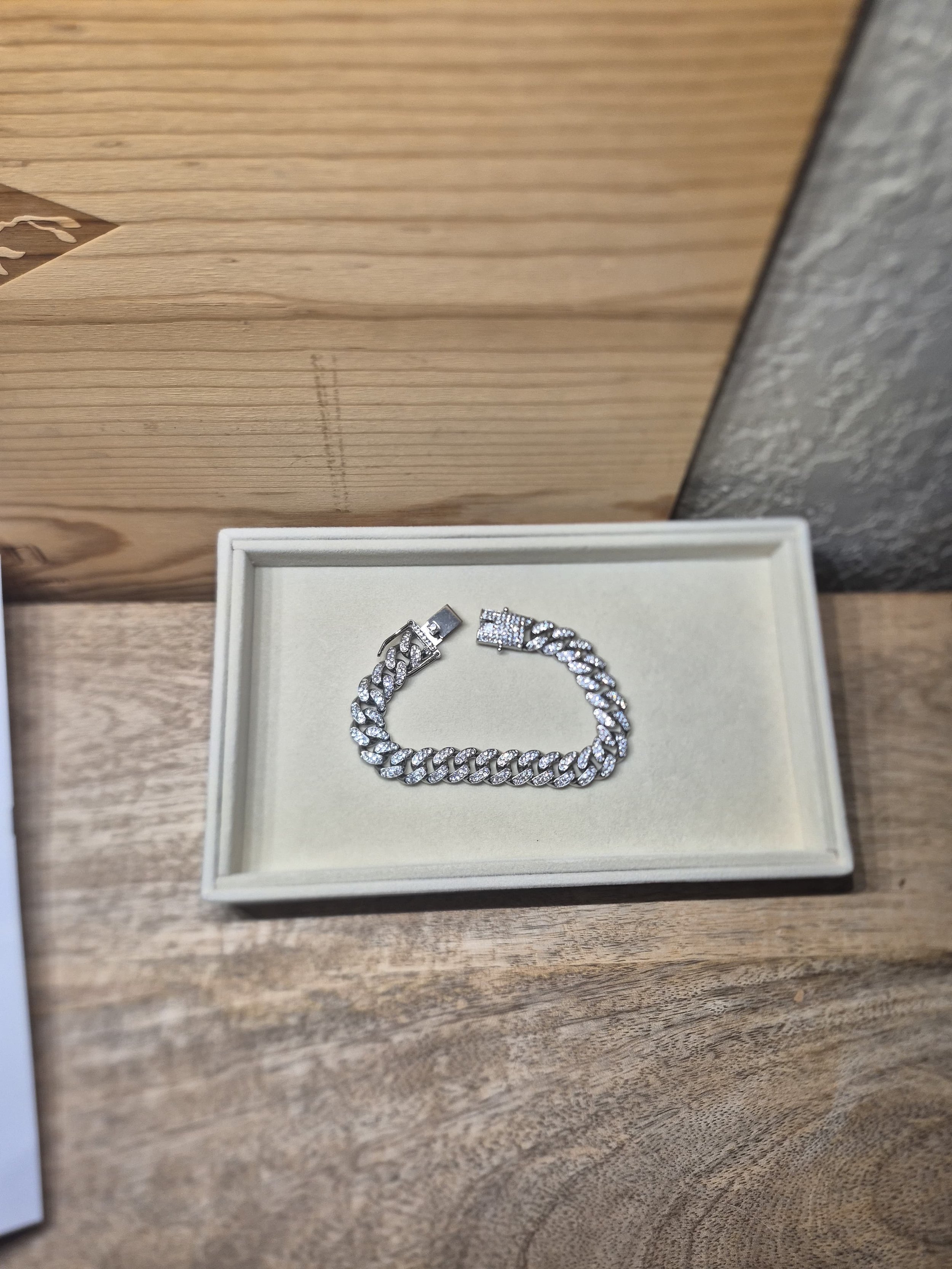 ER-010-B: Fund bracelet 16.5 grm. $83.