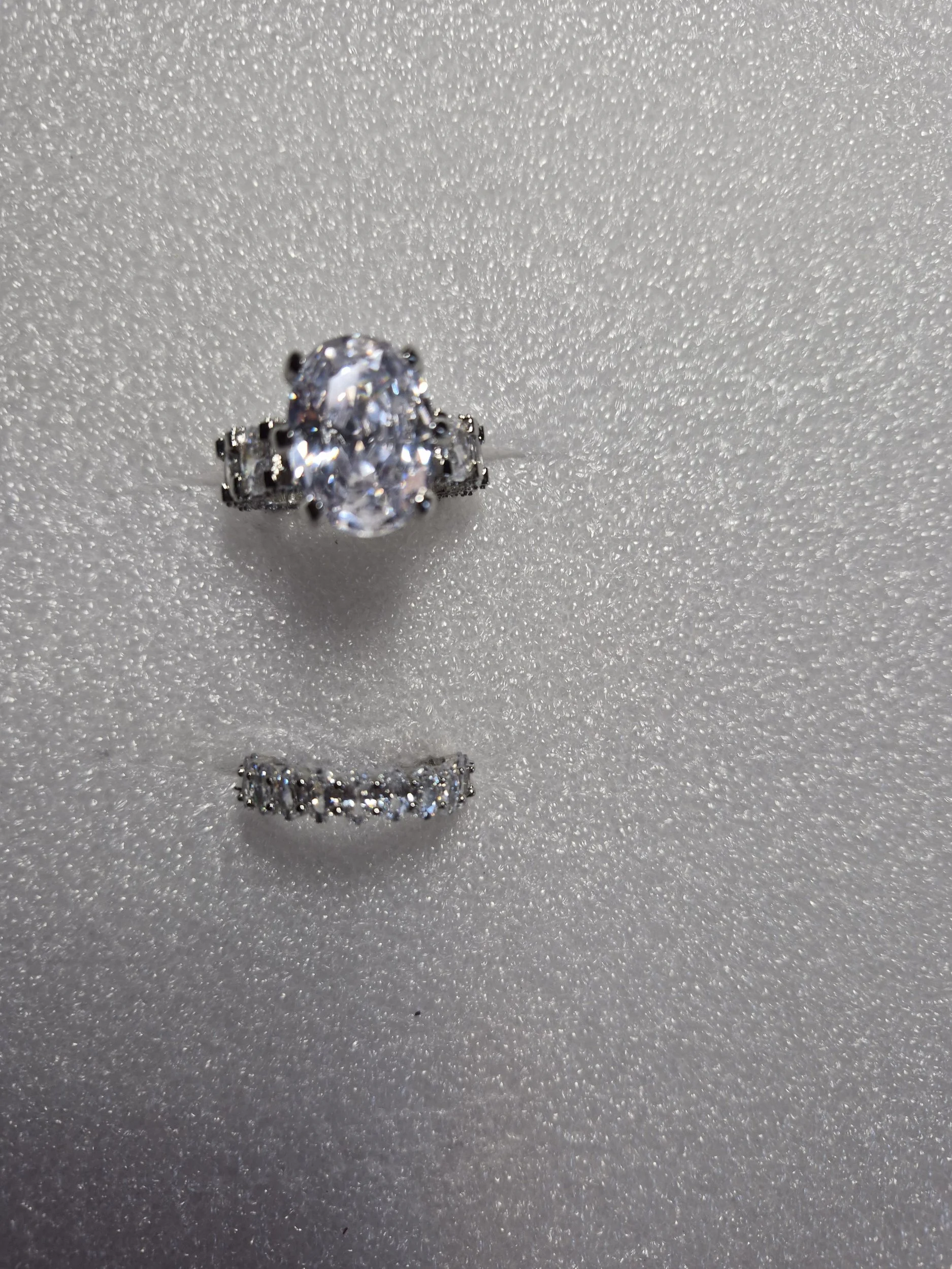 ER - 31 : R 4 ct + 3.5 ct on the engagement ring + 2.57 ct wedding ring $150.    AE