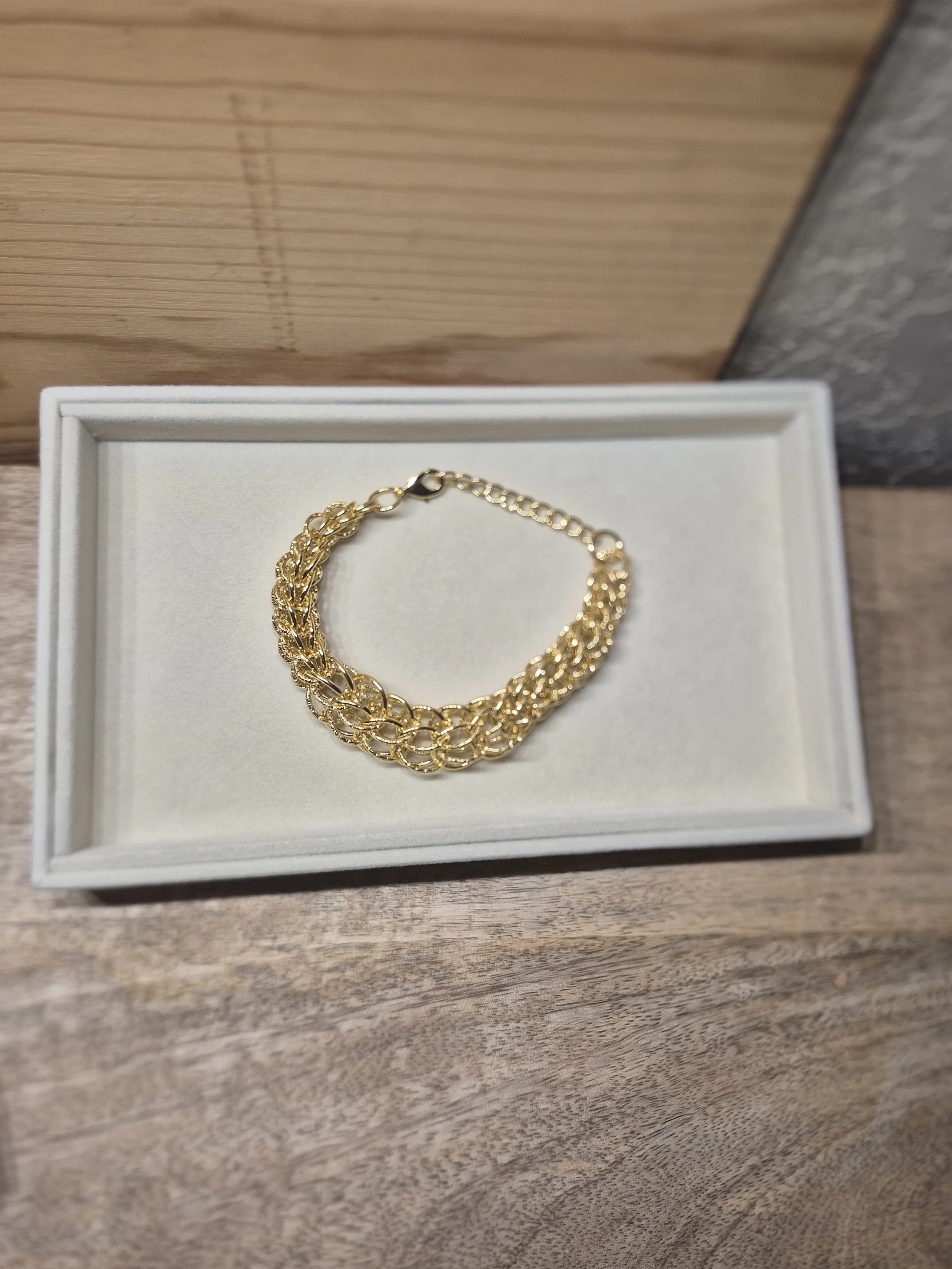 ER-007-B: Bracelet 7 1/2 " $80. Ce