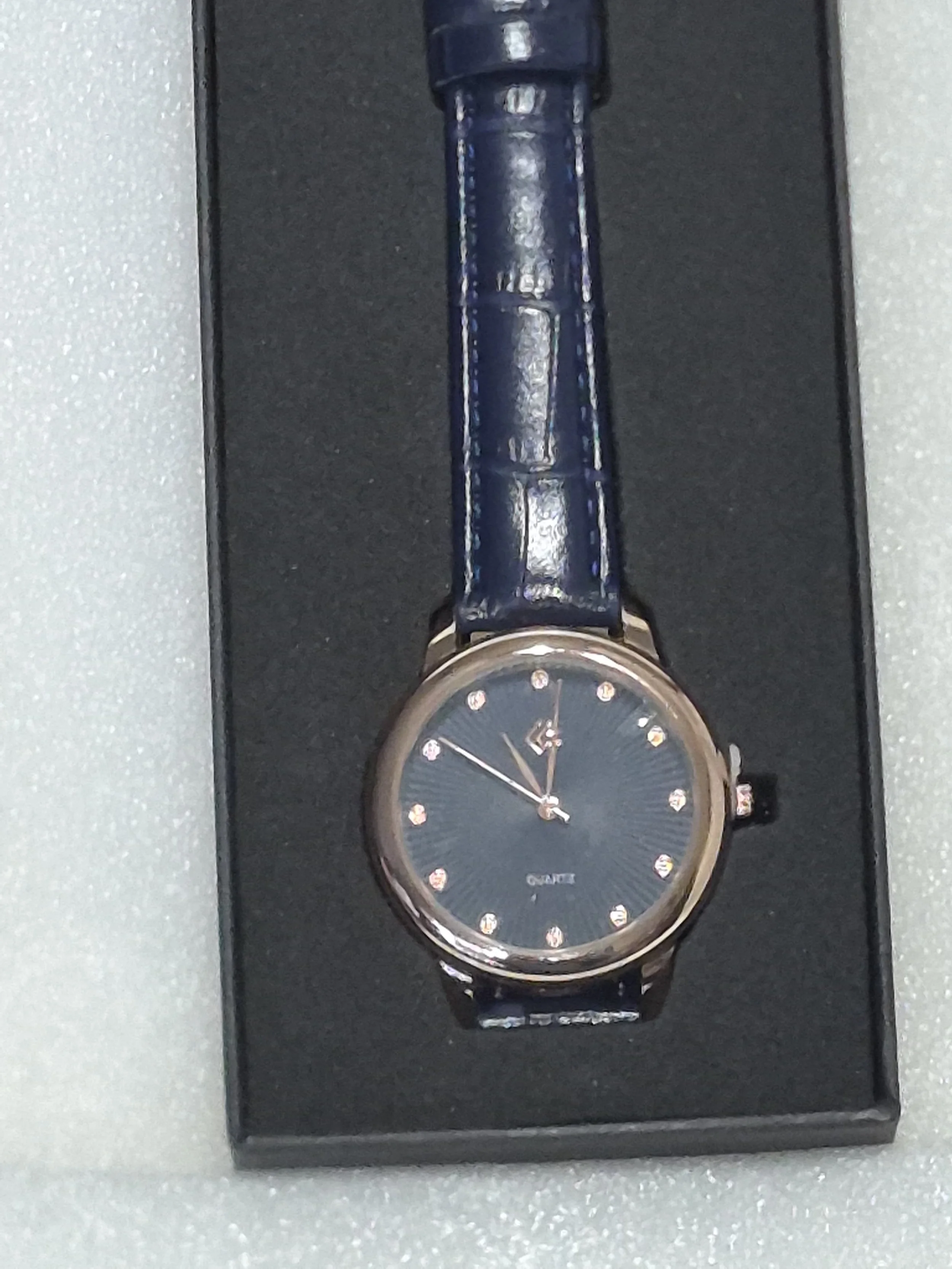 ER-003-W: Quartz Leather Strap Watch – Classic Blue