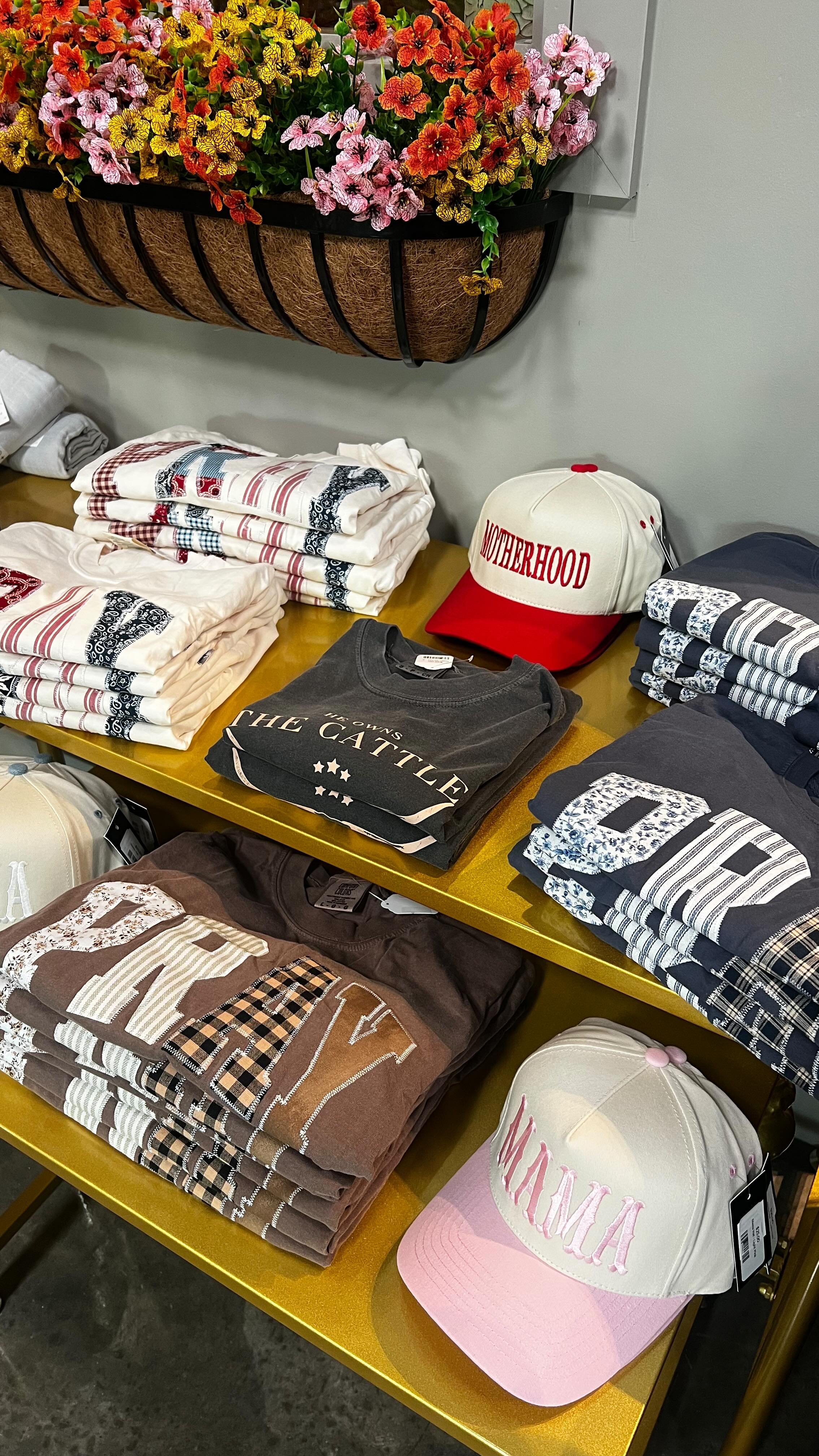 🚨Restock alert!!🚨
Our brown Pray shirts are back and we’ve added two new color ways!! Come get yours today, we have sizes S - XL🤩
#craftcoffee #montgomerytx #mossandco #restocked #pray