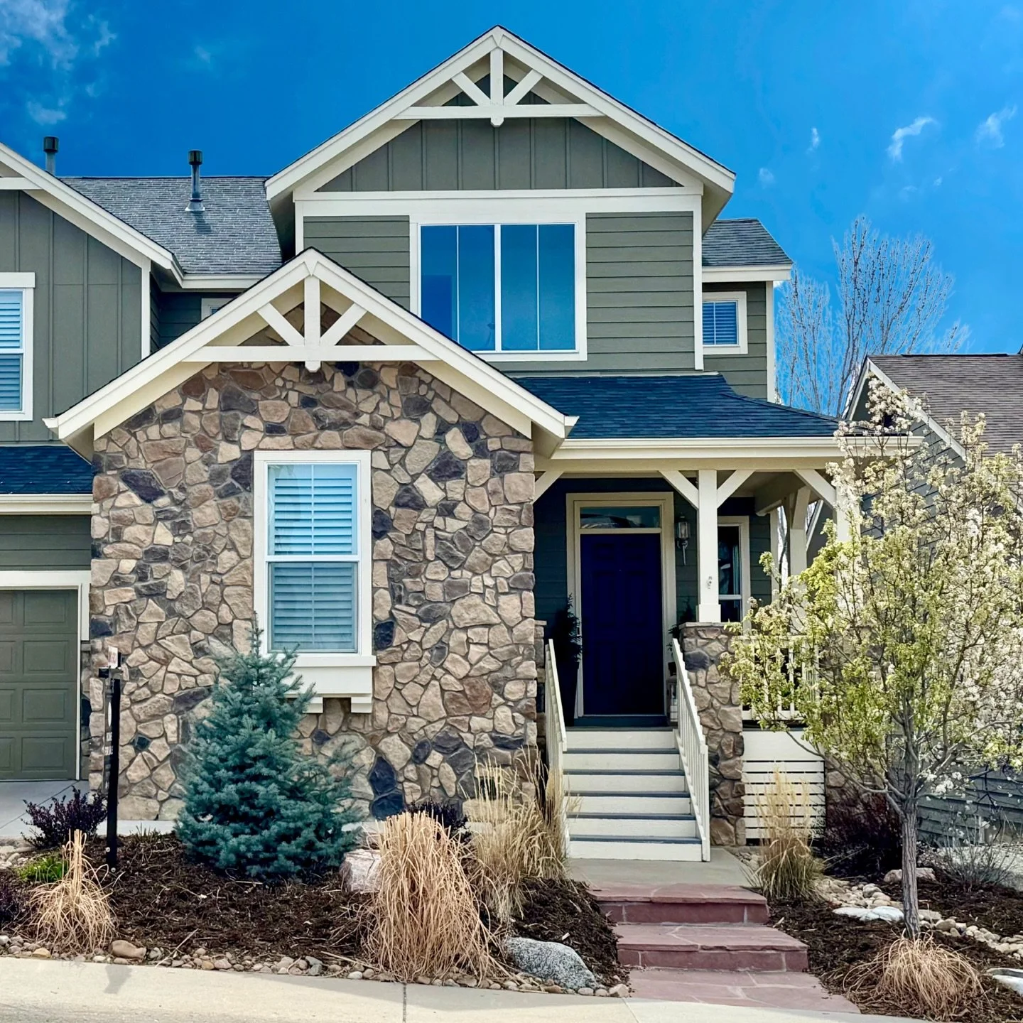 OPEN HOUSE 
SATURDAY 4/11
2-4 

Come check out this charming home in the Meadows in Castle Rock. With a well thought out floor plan, light filled interior, two-story ceilings in great room, solid hardwood floors, new kitchen appliances, outdoor enter