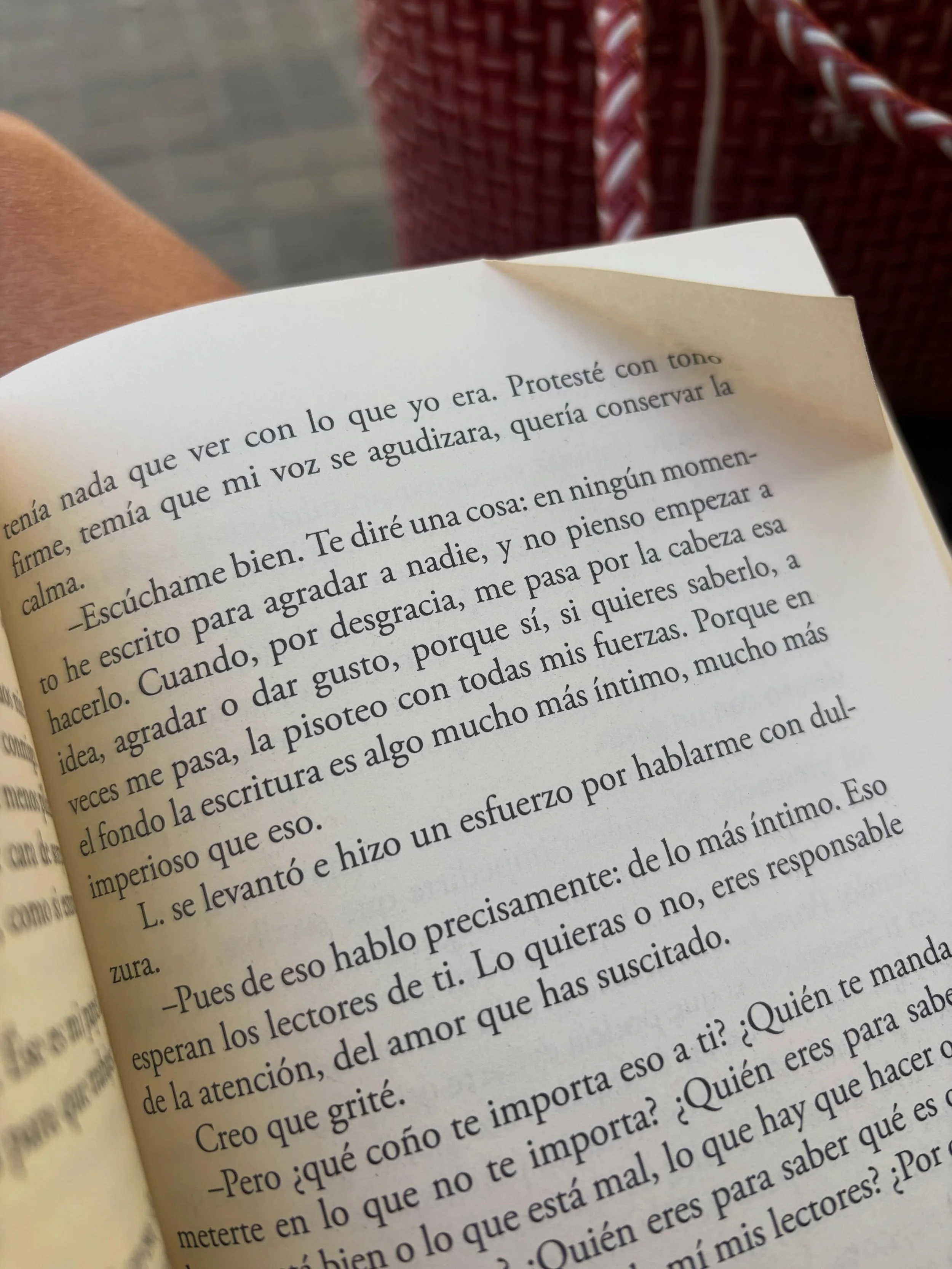 Leer. Esa cura de vida de los otros en los que se reconoce uno. Estoy en la aventura de poner en palabras y admiro a&uacute;n m&aacute;s a los que van frente y ponen el cuerpo frente a la bala, yo a&uacute;n le doy vueltas de ovillo y toco el ring de