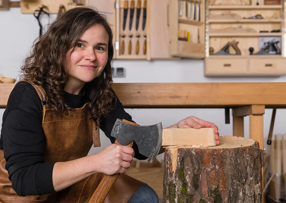 Andrea-cortes-artesana-madera.webp
