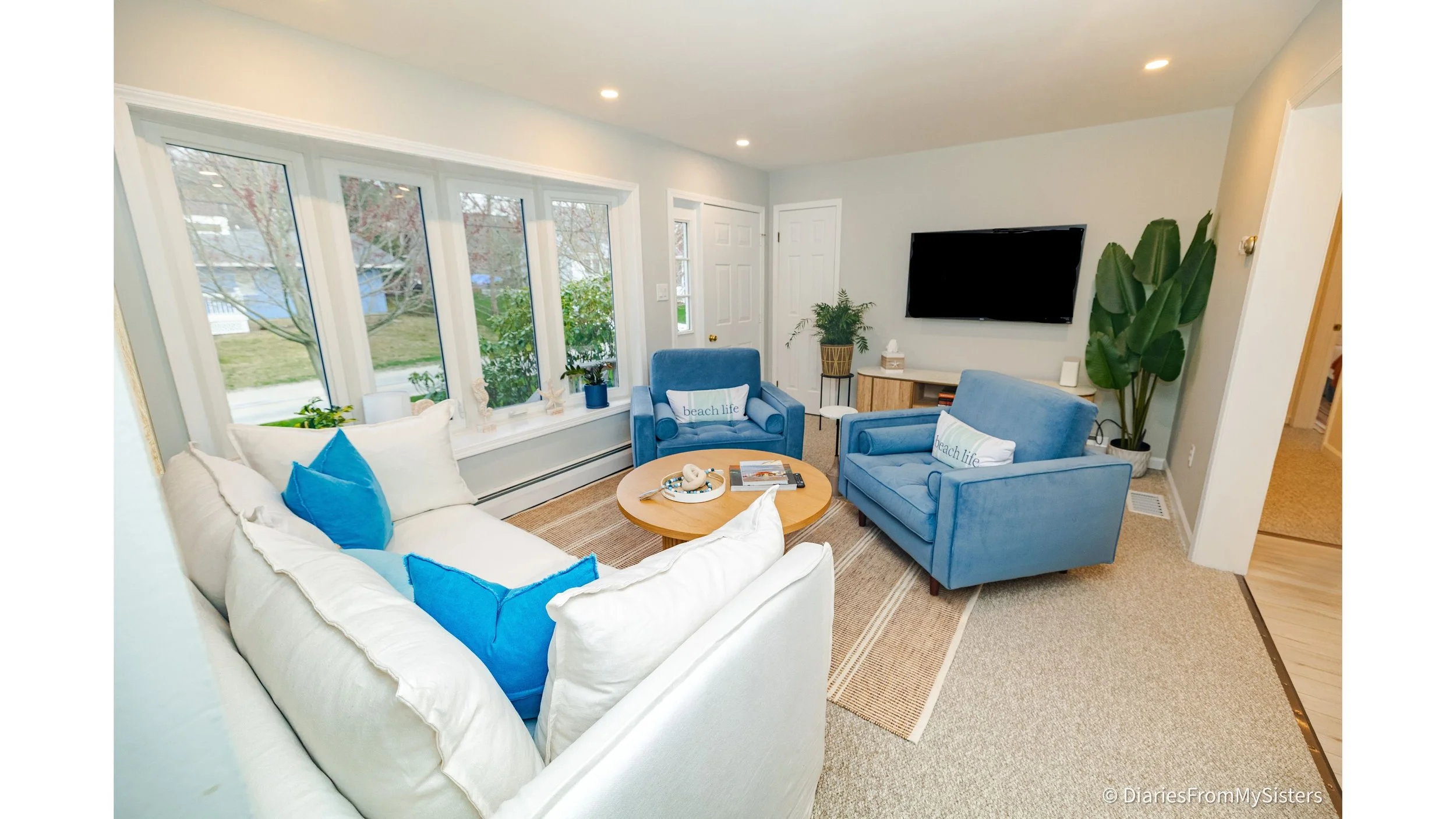 towanticut - living room3.jpg