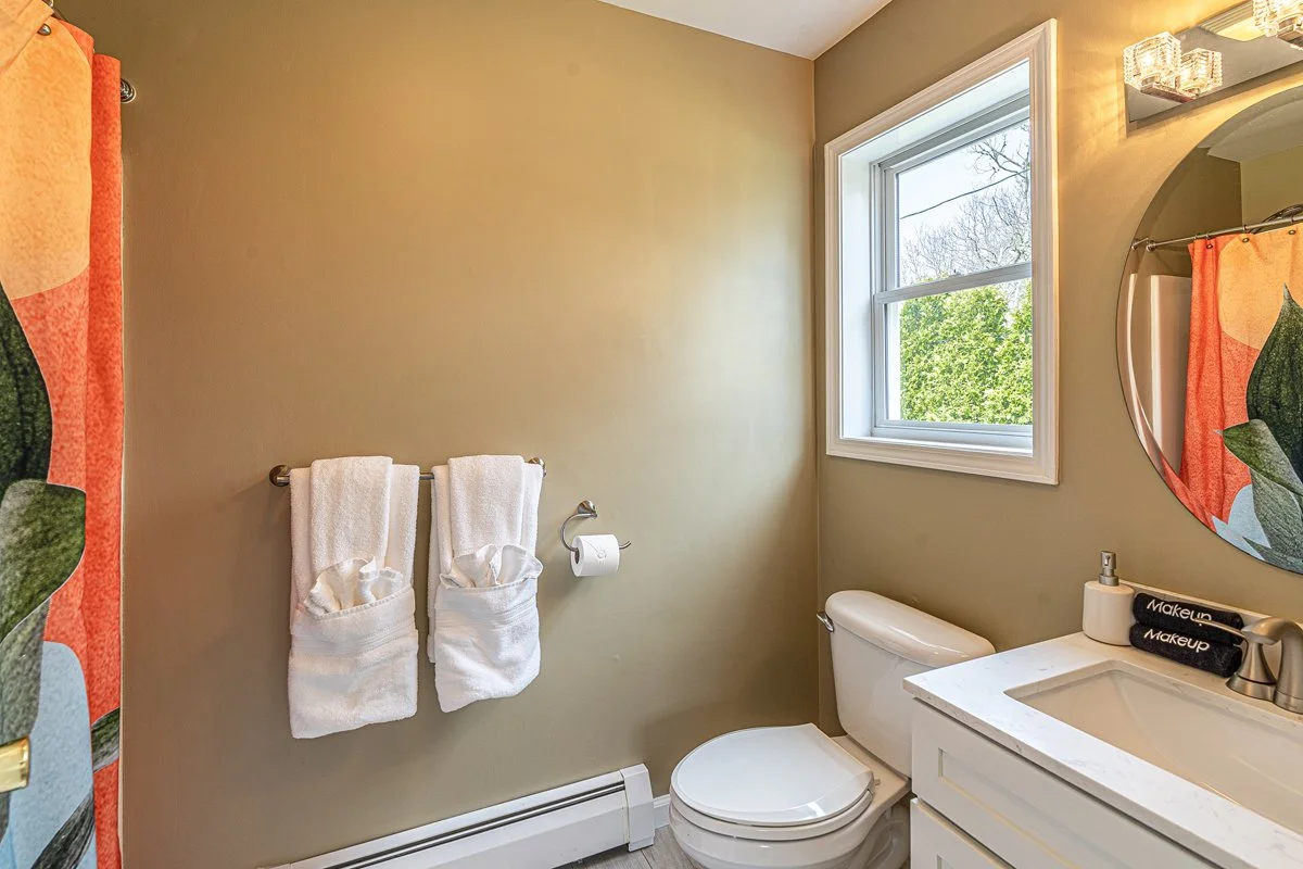 Primary Suite Bathroom with Tub / Shower