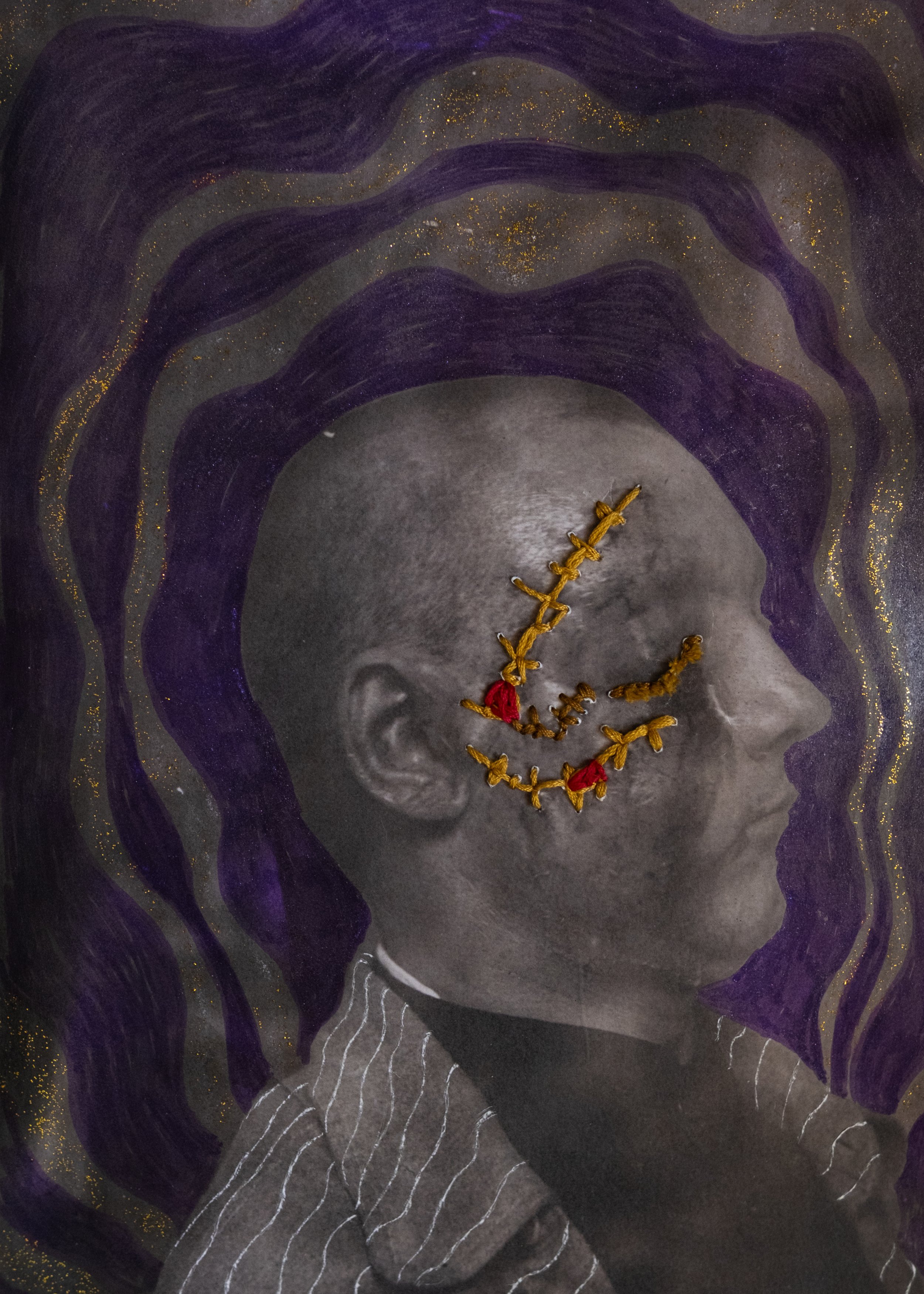 un portrait artistique en noir et gris d'une femme, entourée de cheveux violets avec des paillettes dorées, et un collier de broderie en fil doré