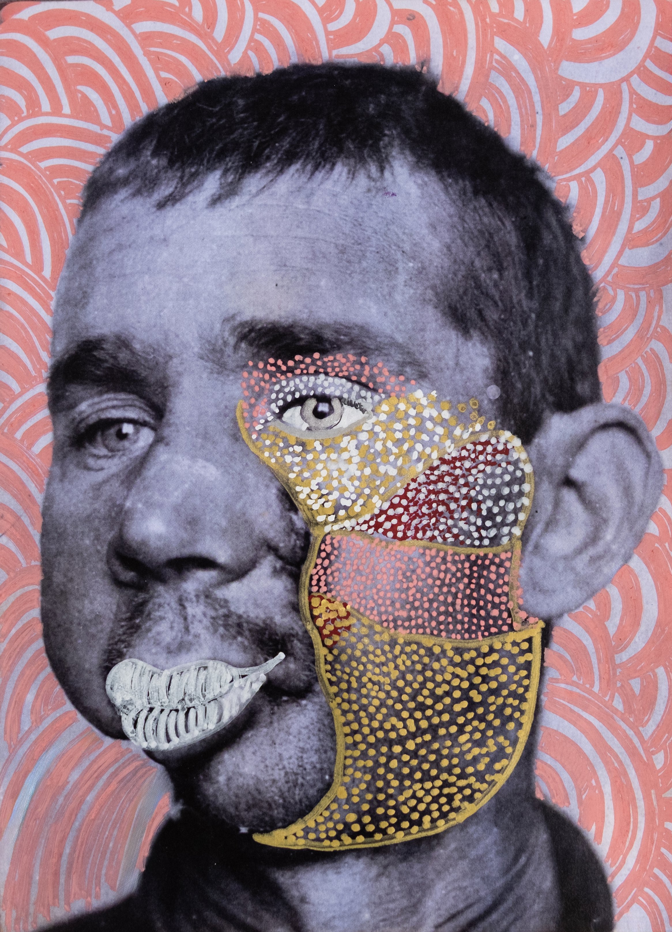 Portrait en noir et blanc d'une personne avec des détails colorés ajoutés, notamment des formes et motifs autour de l'œil, avec un fond à motifs orange. La personne a une expression neutre, des cheveux courts et une clavicule visible.