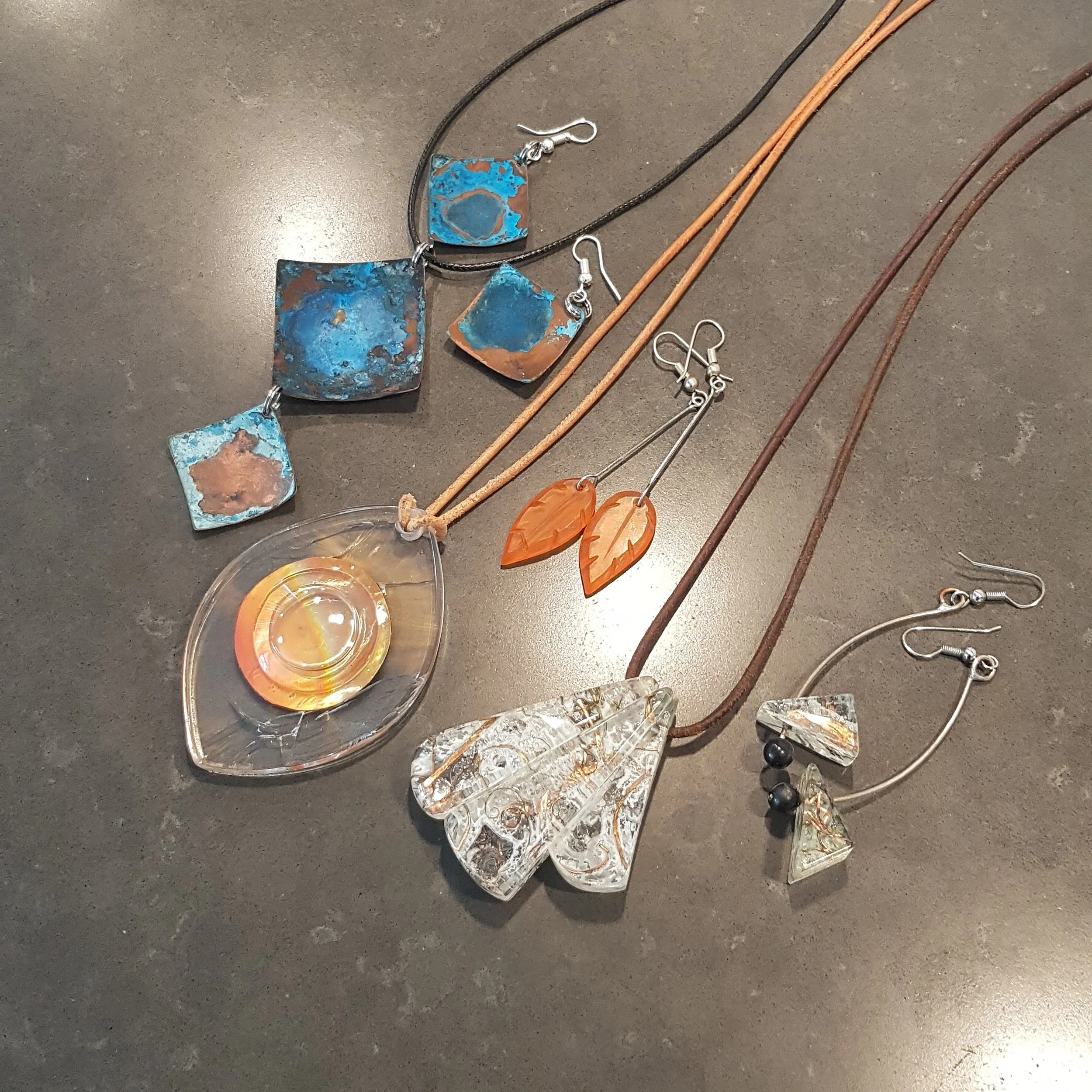 Jewellery (fashion and remembrance)