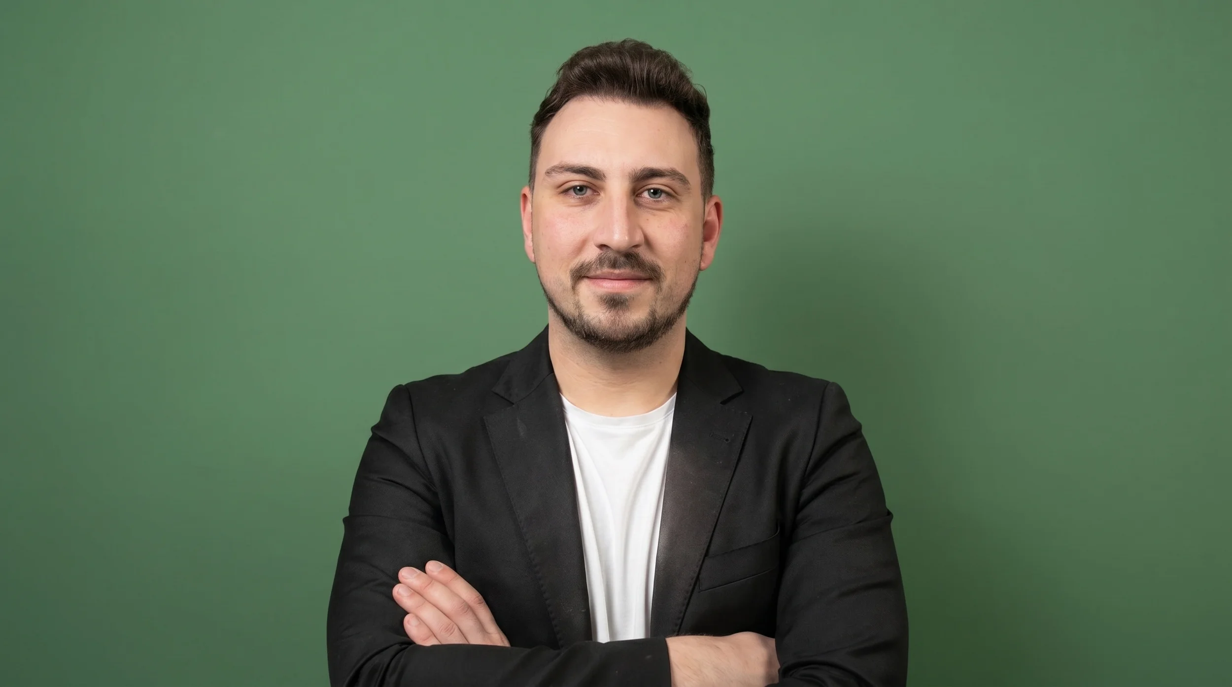 Der Gründer, Nikola Krnic, vor einer grünen Wand