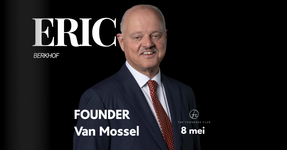 Portret van een man in een donkerblauw pak en een witte blouse met rode stippellijn das, lachend op een zwarte achtergrond. Tekst: Eric Berkhof, CEO en Founder.