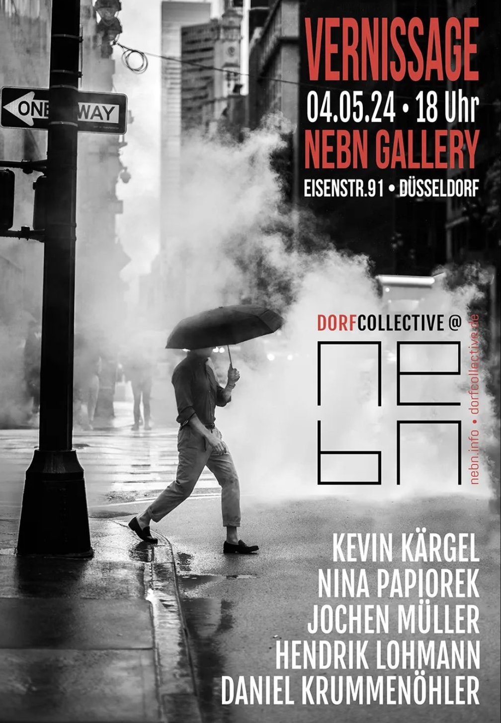 Schwarz-Weiß-Foto einer Person mit Regenschirm, die eine Straße überquert, während Rauch oder Dampf aufsteigt. Veranstaltungsdetails für eine Vernissage am 4. Mai 2024 um 18 Uhr in der NEBN Gallery, Düsseldorf, mit Künstlernamen und Anmerkungen zur A