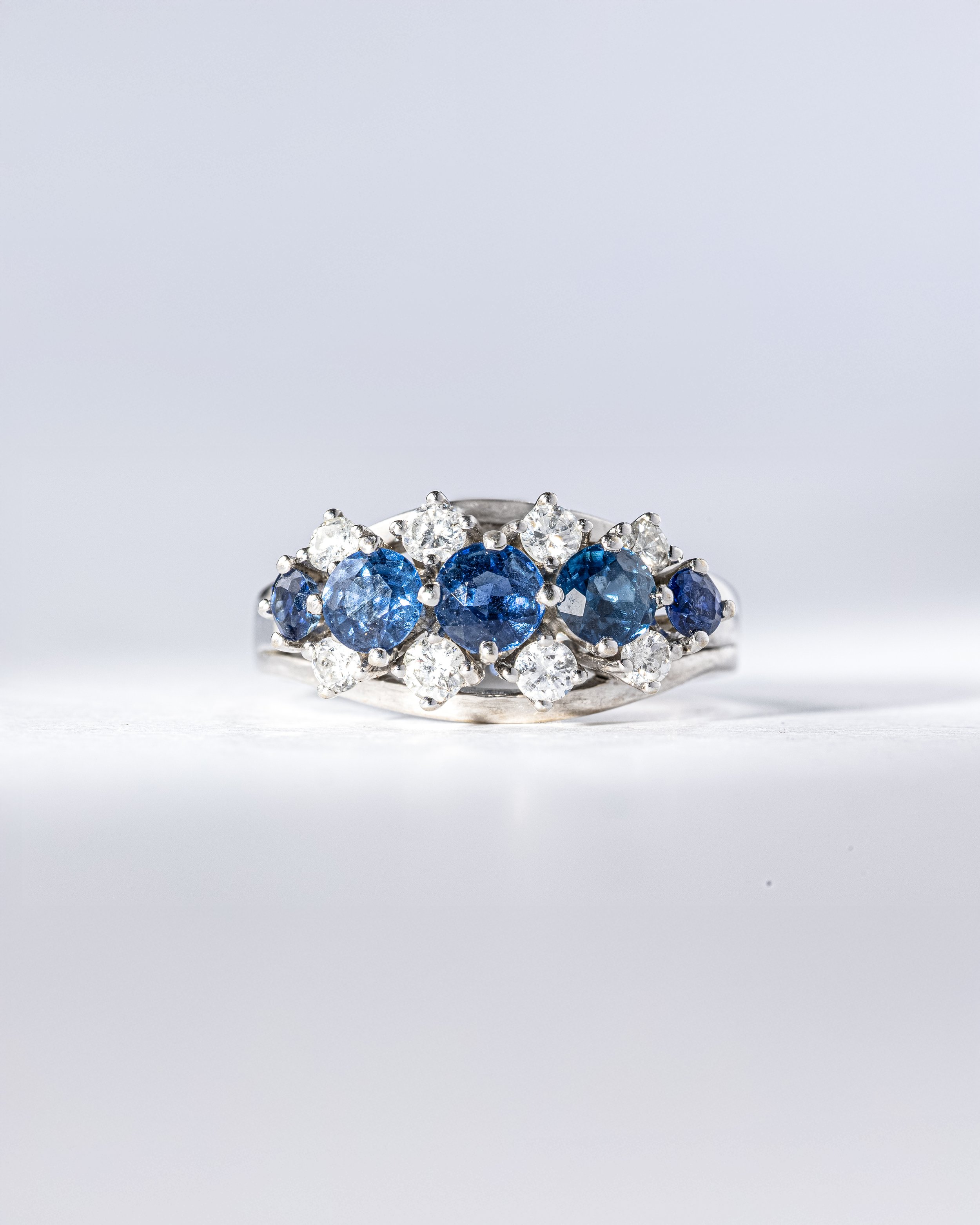 Silberring mit blauen und weißen Edelsteinen