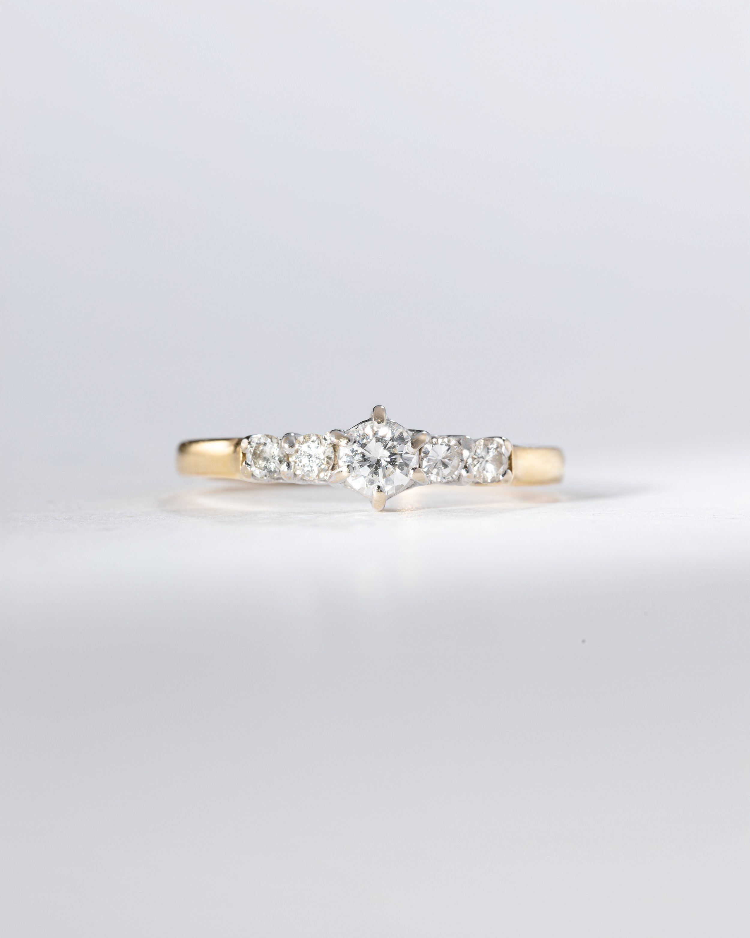 Verlobungsring mit Diamanten auf weißem Hintergrund