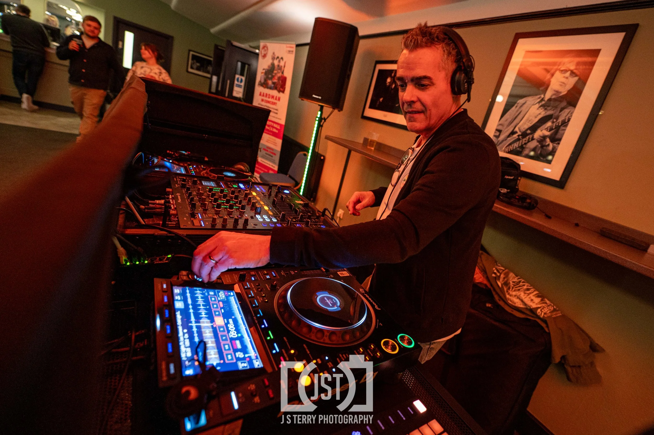 Glyn Jone at Cafe Mambo, Easter Sunday Classics - April 2026