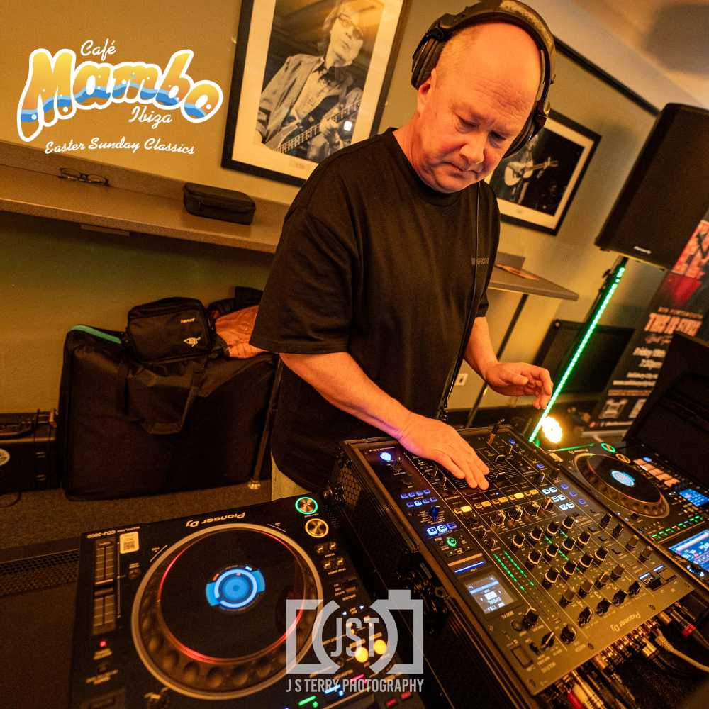Darren Kidd performing at Cafe Mambo, Easter Sunday Classics @ Salisbury City Hall