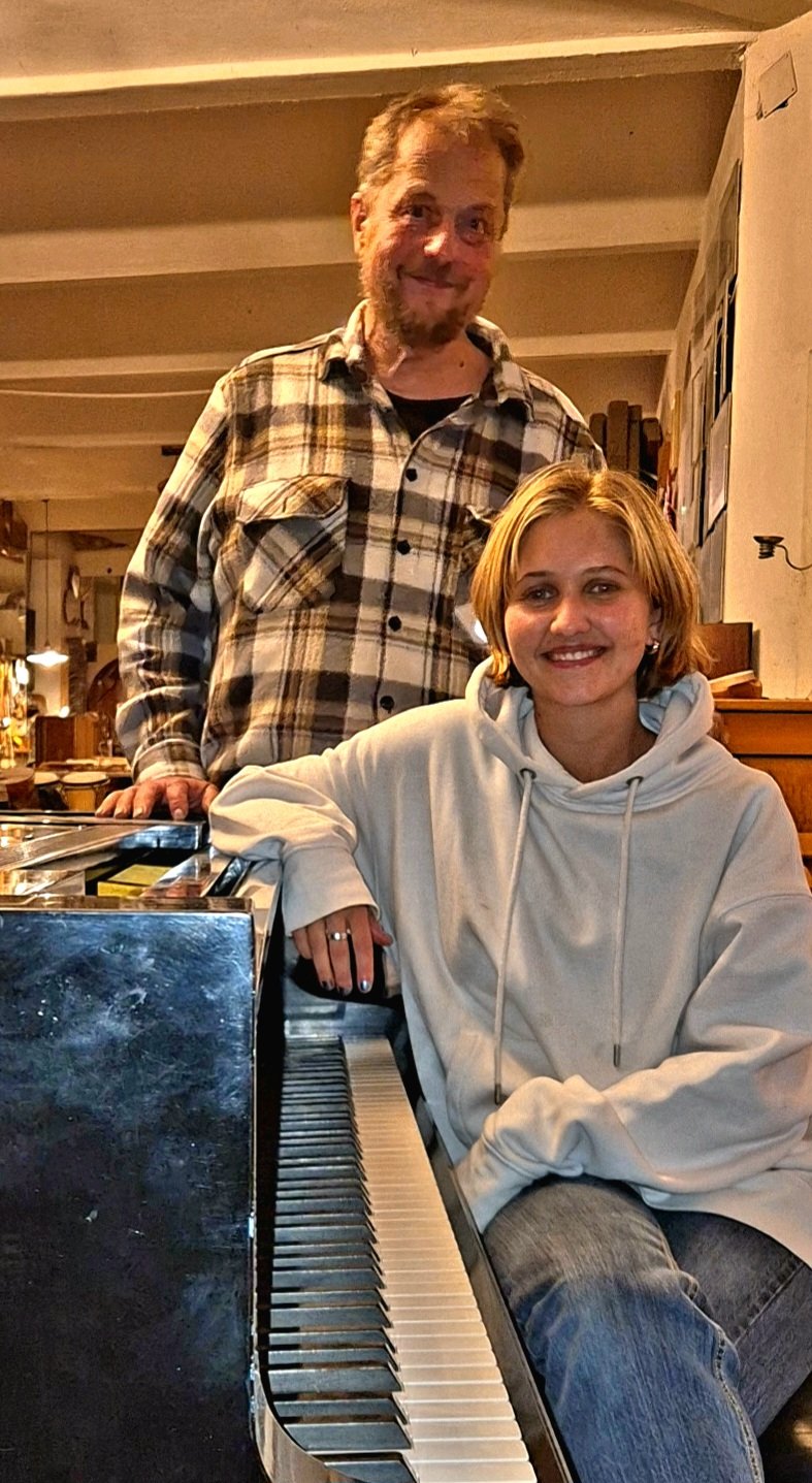 Anna und Bernhard Klavier.jpg
