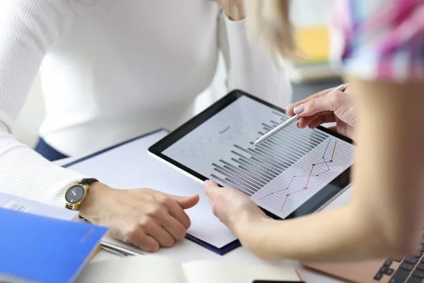 Muchos pequeños negocios —como cafeterías, tiendas locales, alojamientos turísticos y emprendimientos familiares— cuentan con un gran potencial, pero carecen de una estrategia clara para comenzar a crecer.
Ahí