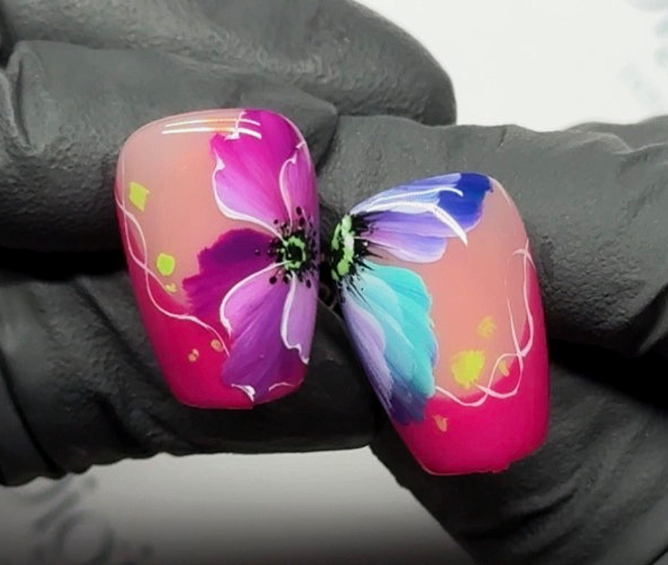 Diseño de uñas con flores camaleón fucsia y morado conectadas sobre francés fucsia elegante.