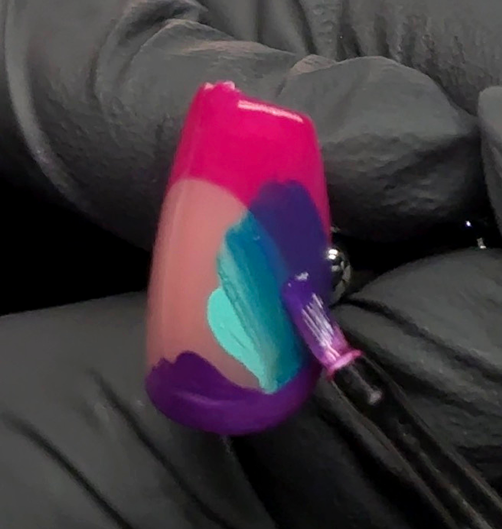 Proceso de aplicación de flores camaleón en uñas, creando pétalos con tonos verde y morado mediante pinceladas.