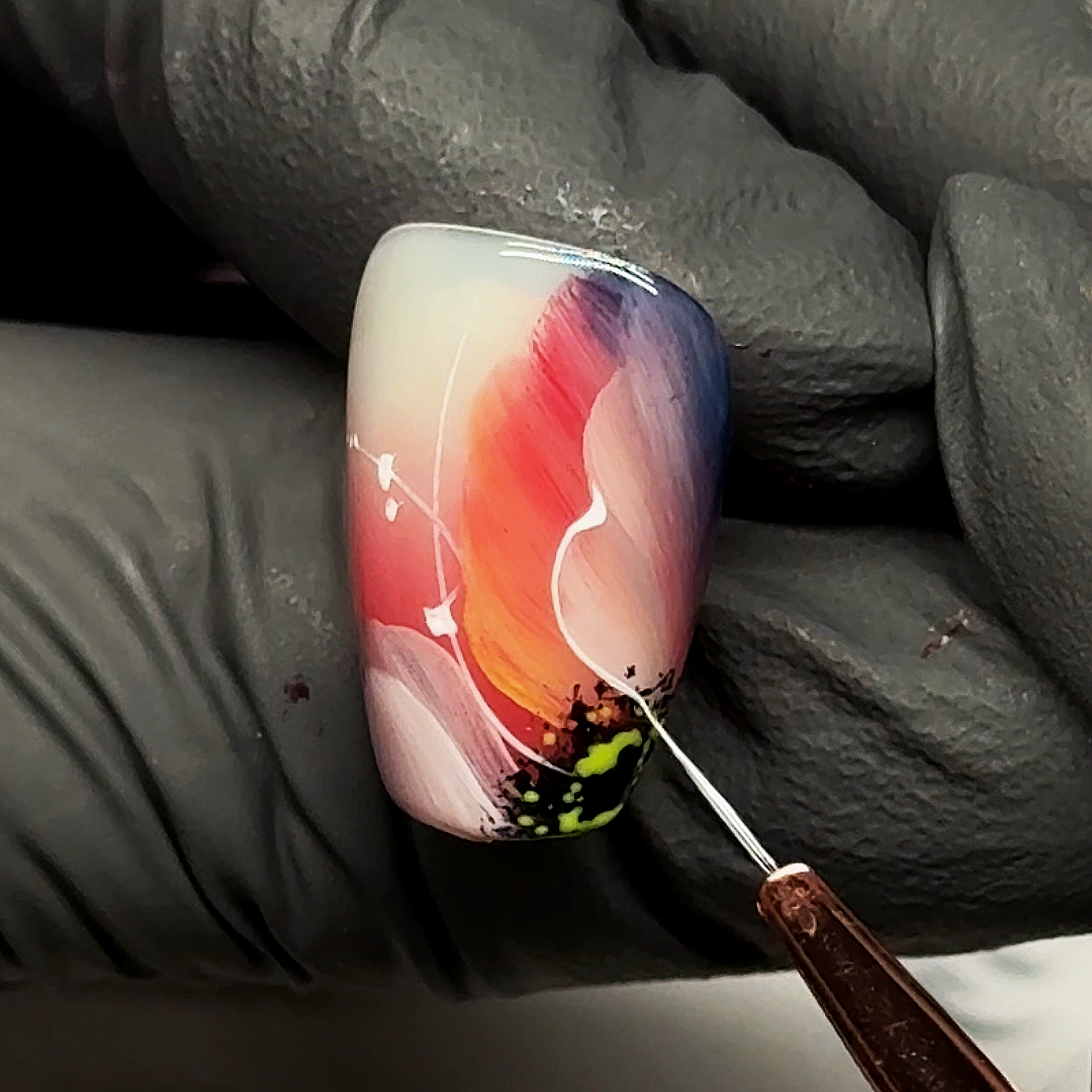 Proceso de flores camaleón en uñas con colores primarios amarillo, azul y rojo, realizando detalles con pincel liner.