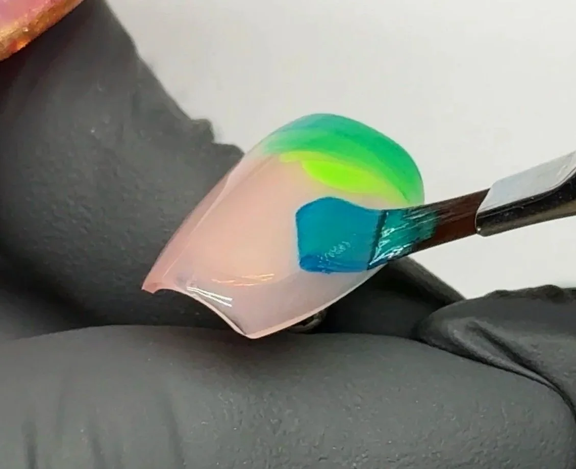 Diseño de uñas flores camaleón en tonos verde fluorescente, azul y verde menta 
