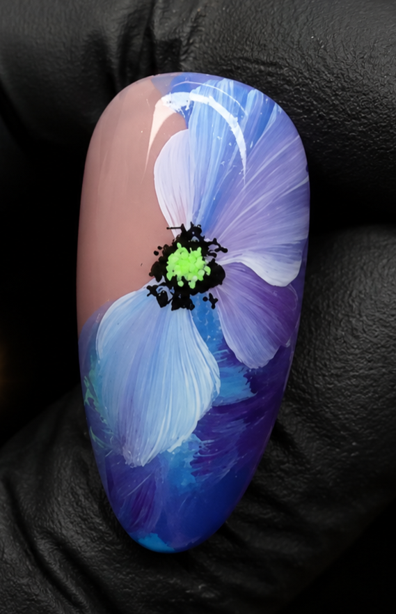Flor Camaleón en tonos turquesa y verde creada por Tatiana Veira para el Curso de Flores Camaleón en DigiNysa. Aprende a crear flores elegantes para uñas con una técnica profesional.