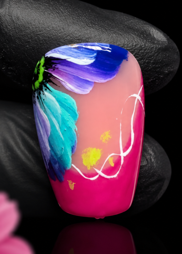 Flor Camaleón en tonos turquesa y morado creada por Tatiana Veira para el Curso de Flores Camaleón en DigiNysa. Diseño profesional de nail art para aprender a combinar colores y crear flores para uñas paso a paso.