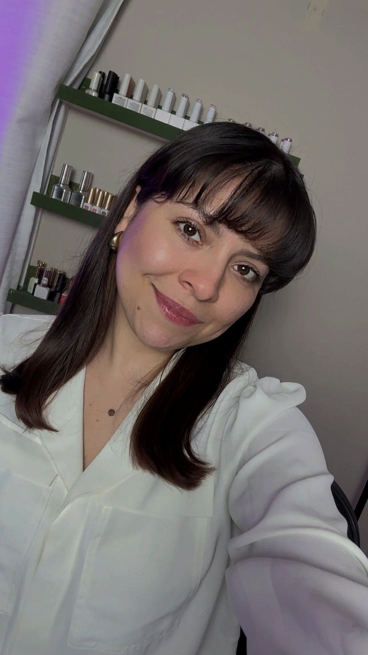 Tatiana Veira presentando el curso Flores Camaleón con diseños de uñas artísticas y técnica floral paso a paso.