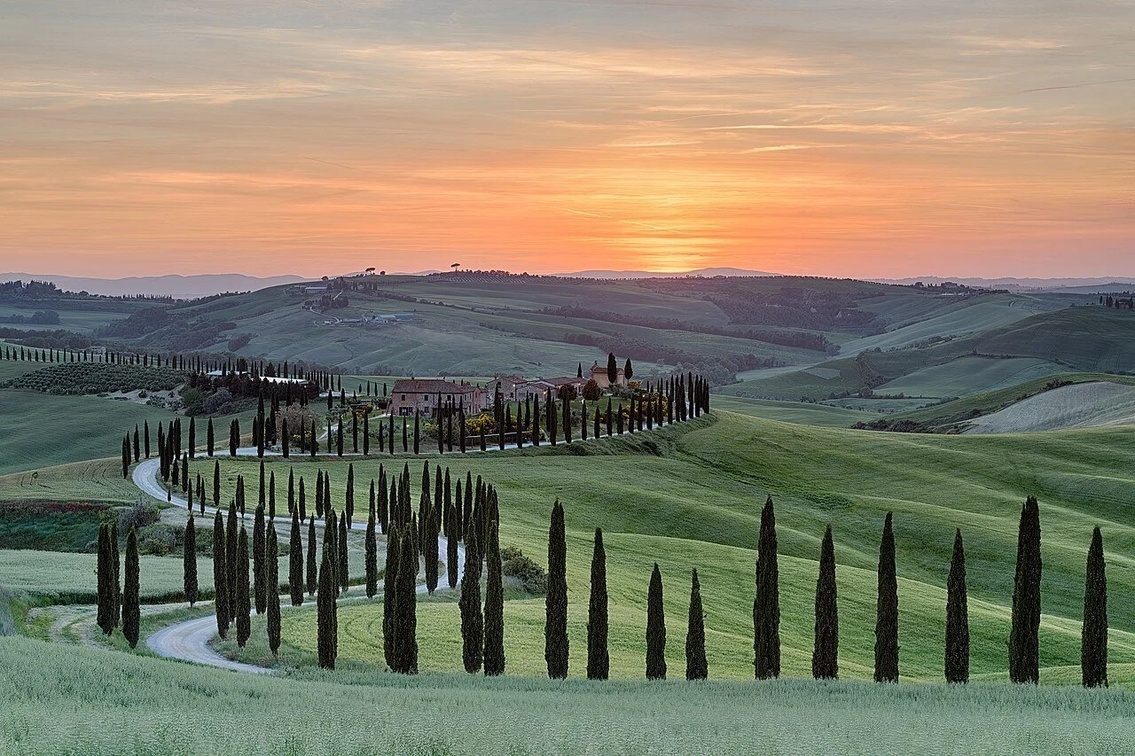Tuscany countryside at sunset — photo: Eric Kilby, CC BY-SA 2.0, via Wikimedia Commons
