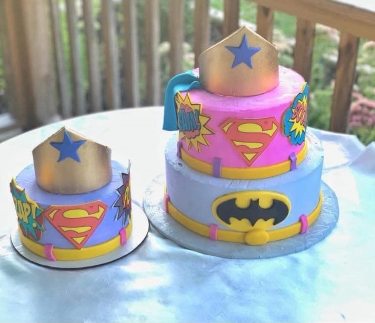 Batman/woman cake
