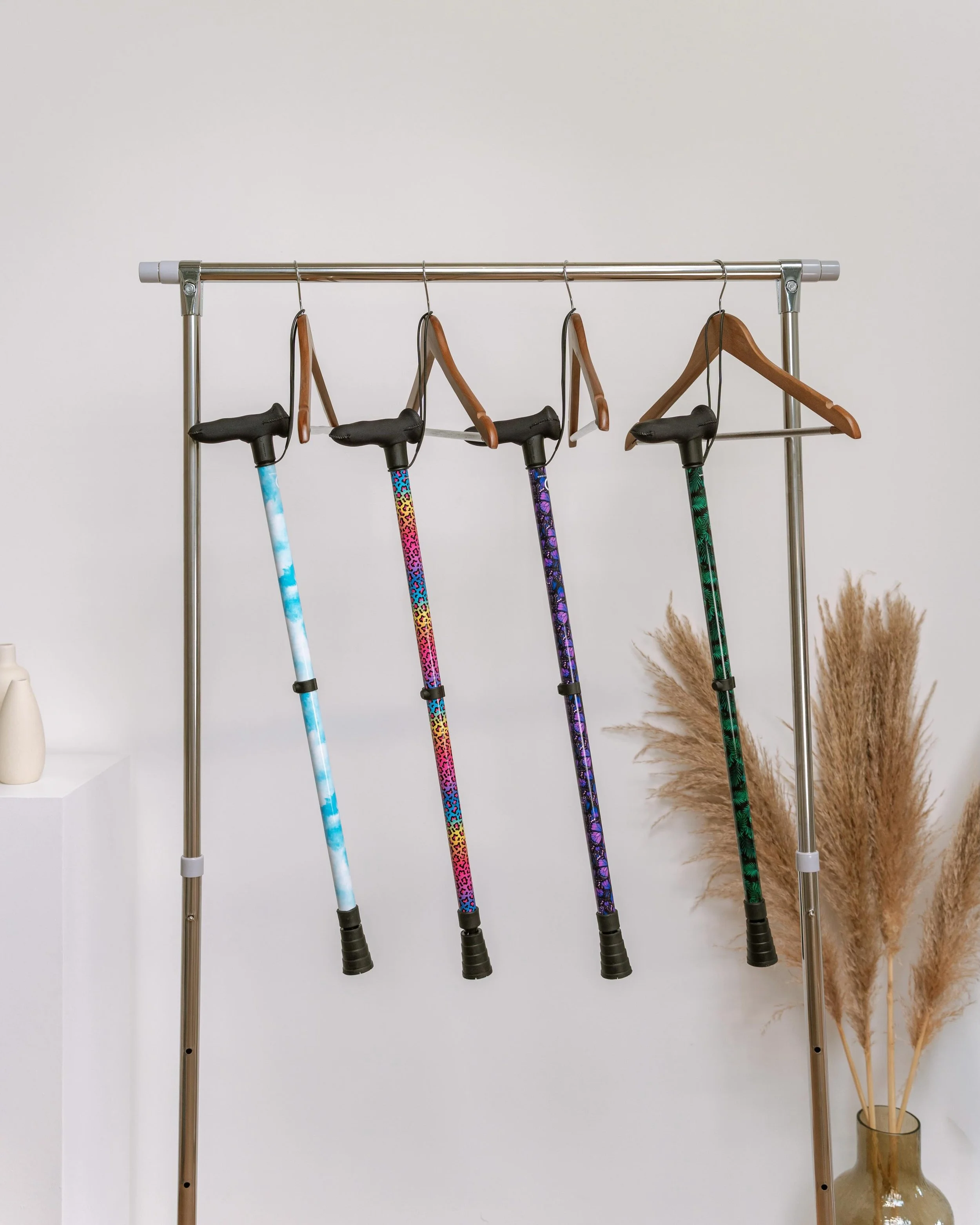 This wasn&rsquo;t your average studio shoot, but these aren&rsquo;t your average crutches either!🤌🏼

@coolcrutches challenge the idea that walking sticks &amp; crutches have to be plain. They create bold and fun designs made to be seen, and this sh
