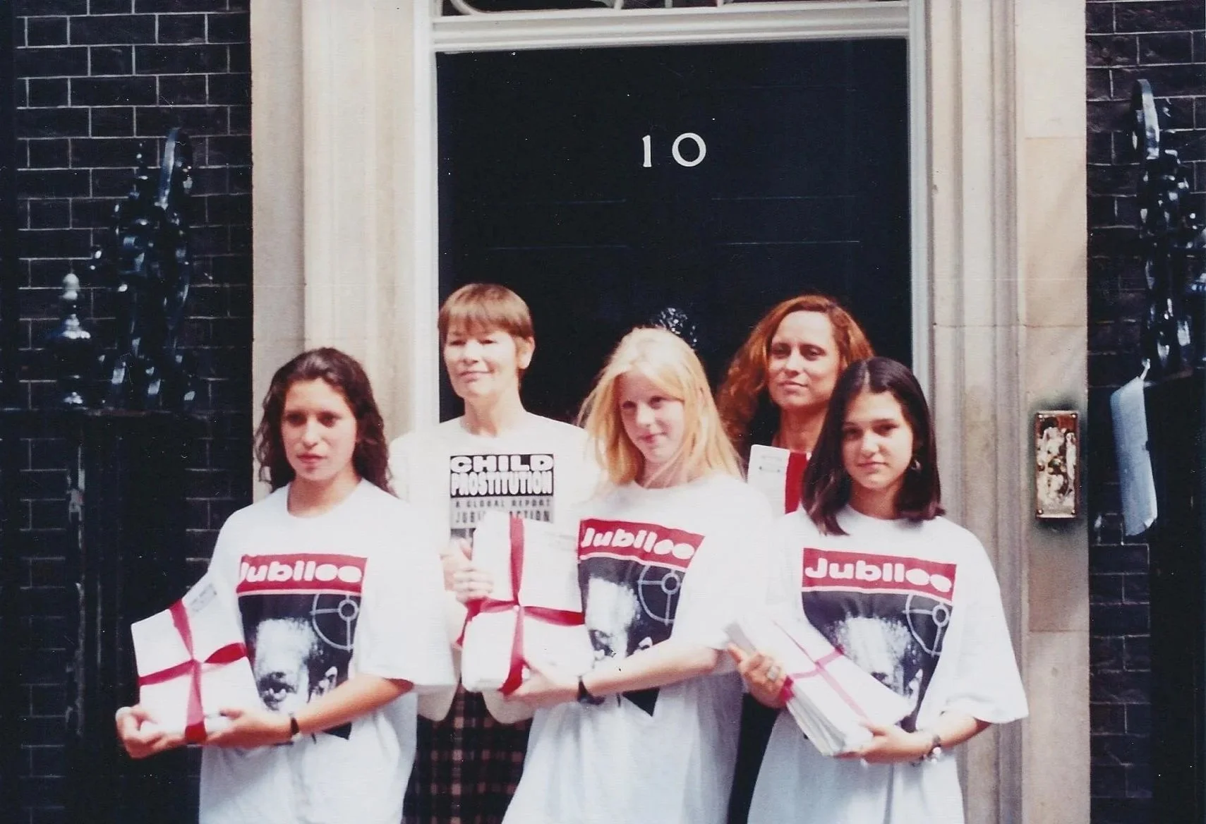 Glenda Jackson MP and Aninha Capaldi delivering petition to 10 Downing Street