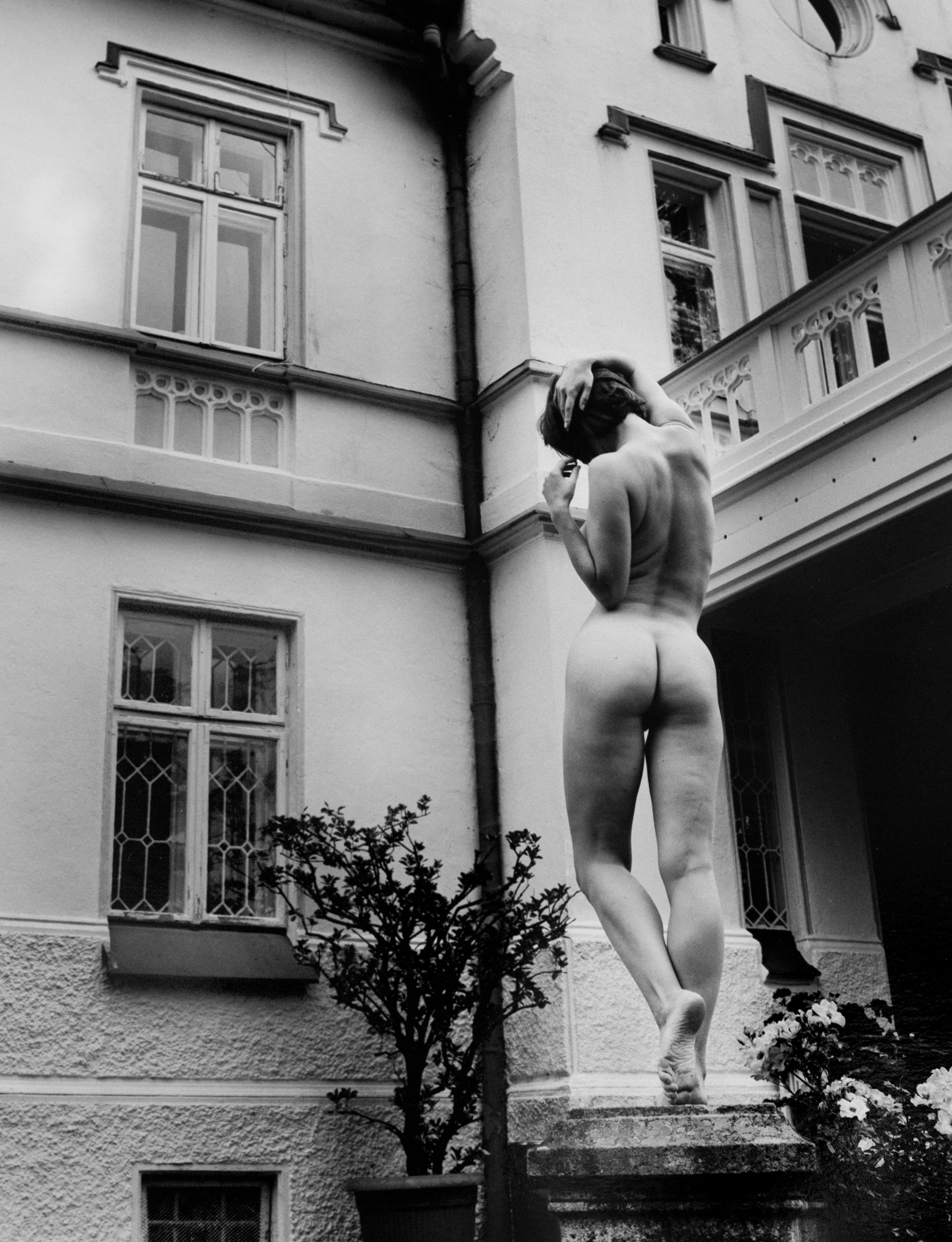 1-Kim-Weston-The-Statue.jpg