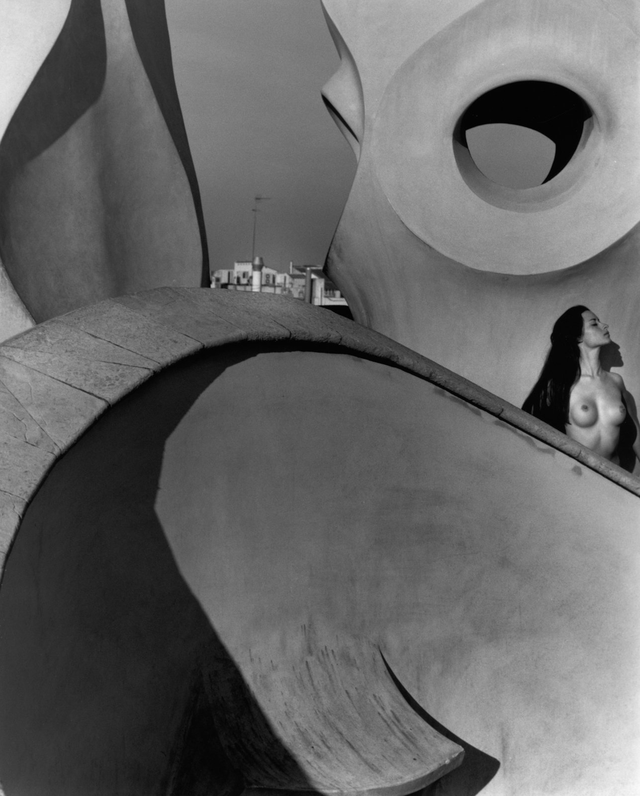 020-kim-weston-nude-on-rooftop-gaudi-2015.jpg