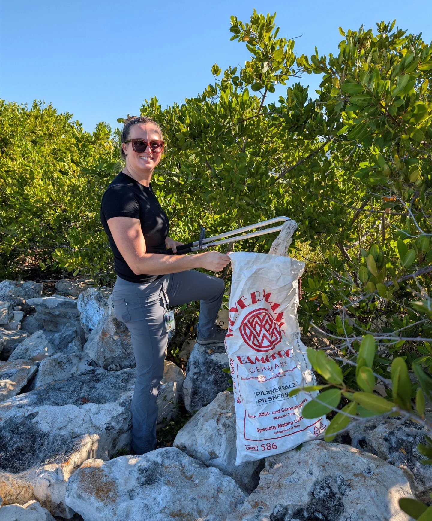 🌊Tampa Bay Watch recently partnered with MacDill Air Force Base to clean the coastline near our living shoreline installations. Volunteers collected 642 pounds of debris! Thank you to MacDill Air Force Base for supporting this event and to our progr