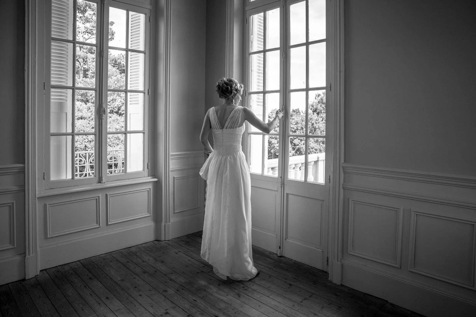 Mariée en robe blanche intérieur du Château de la Crête en lumière naturelle