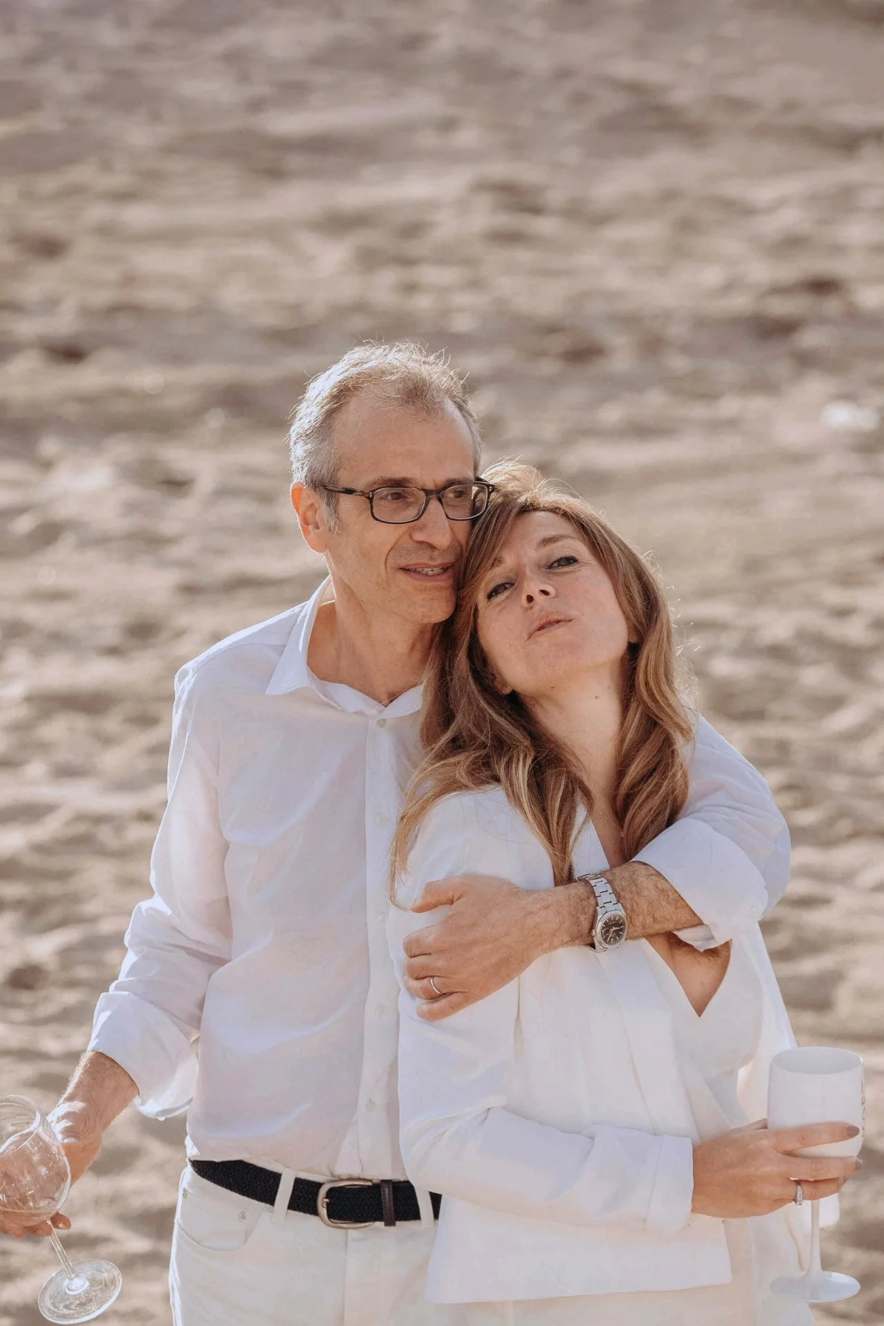 Un couple en tenue blanche sur la plage de Deauville.