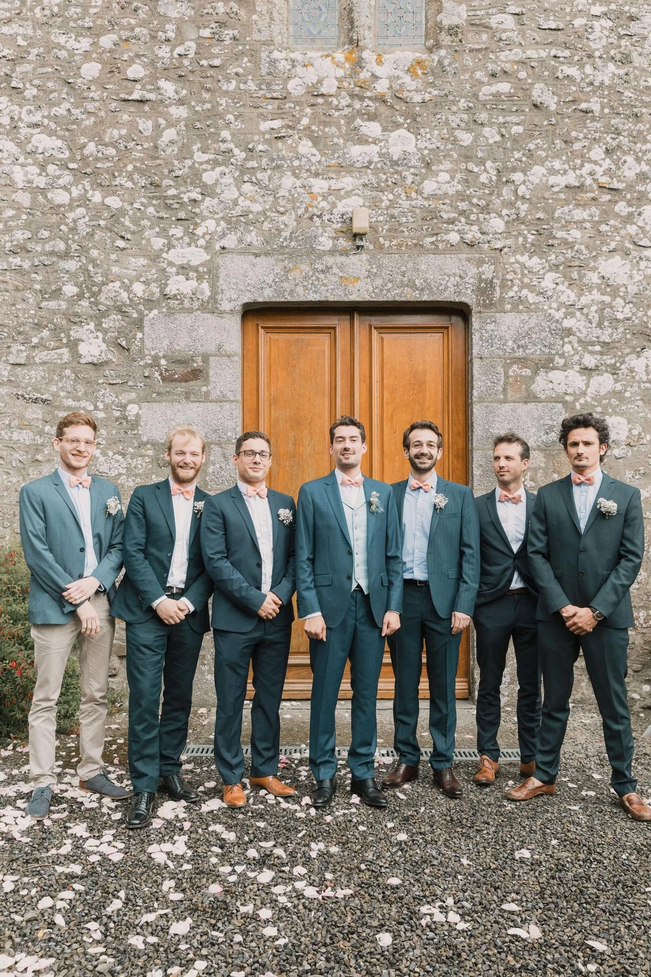 Photographe de mariage en Normandie, portrait de groupe du marié entouré de ses témoins