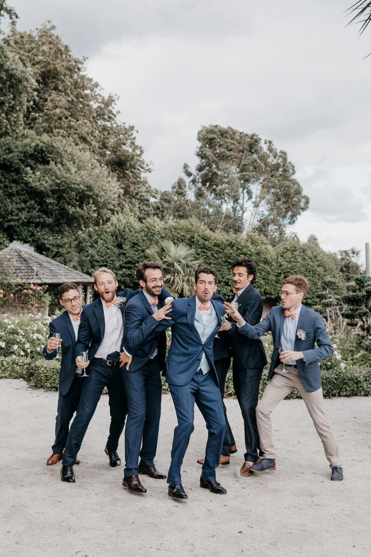Photographe de mariage au Château Les Hauts, portraits du marié entouré des ses témoins