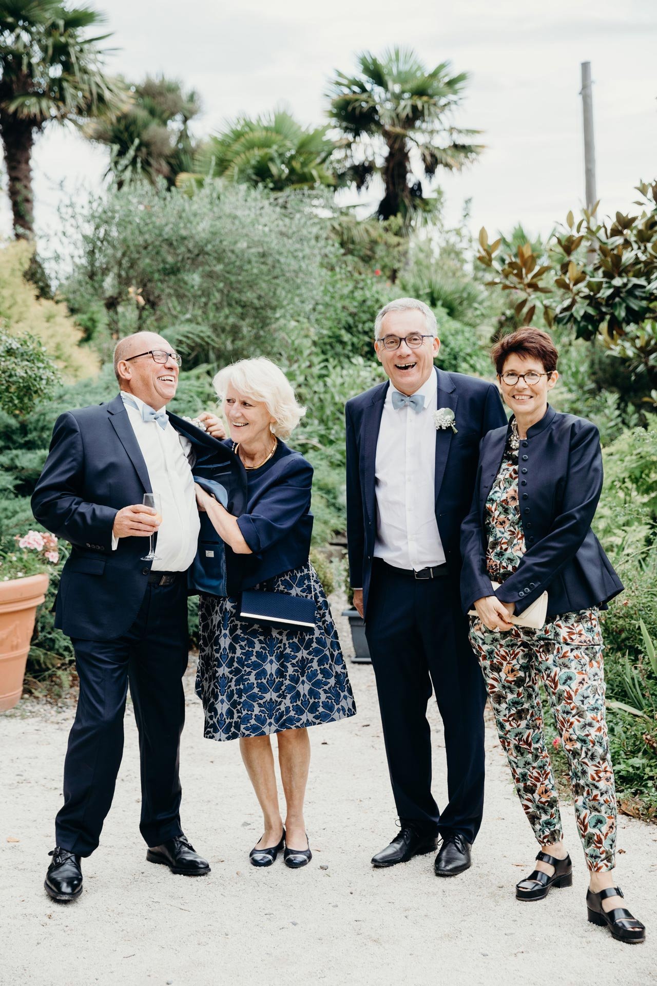 Reportage cocktail de mariage, groupe de personnes dans le jardin du Château Les Hauts en Normandie