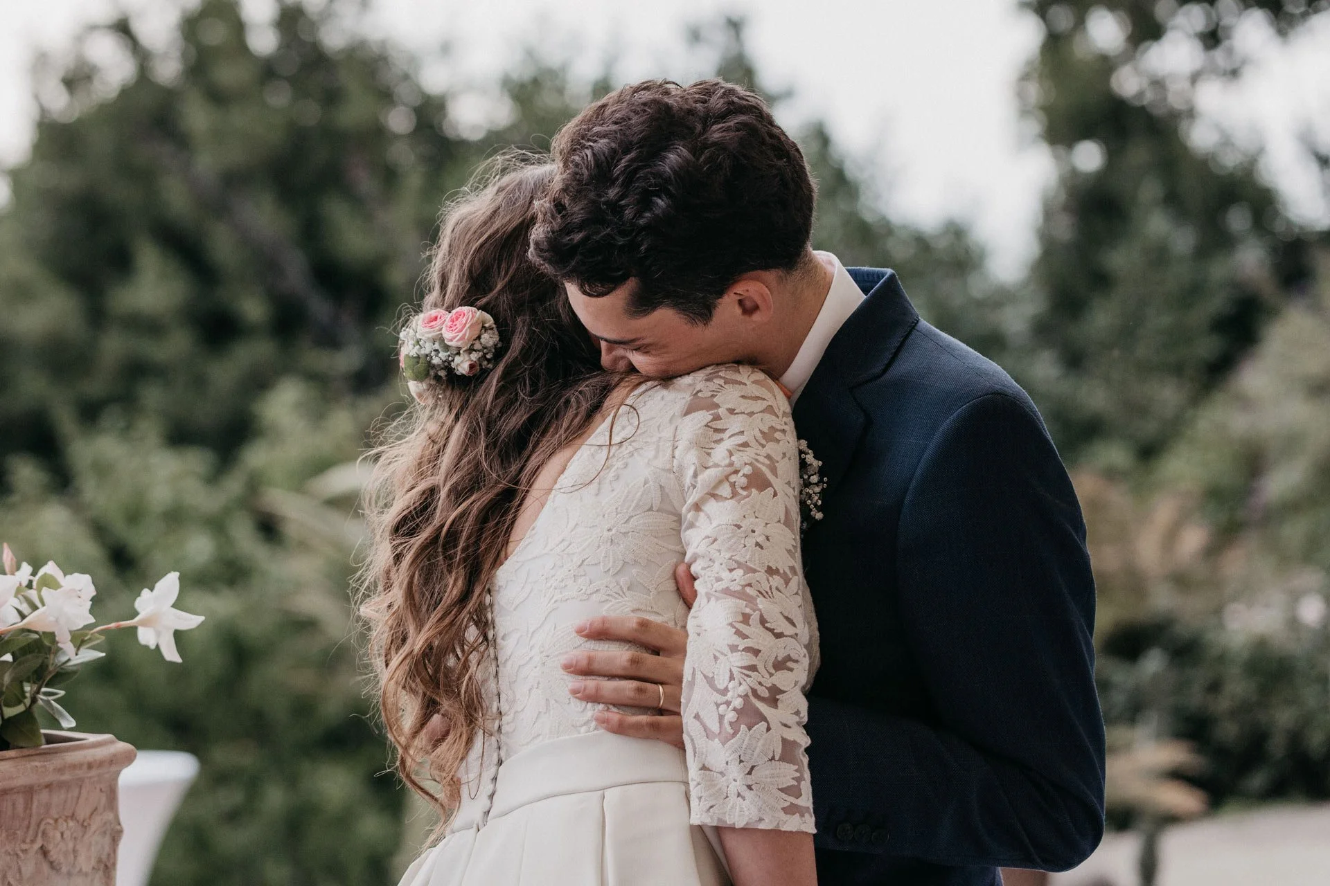 Photographe de reportage mariage, un couple de mariés s'embrassant lors de leur mariage en Normandie