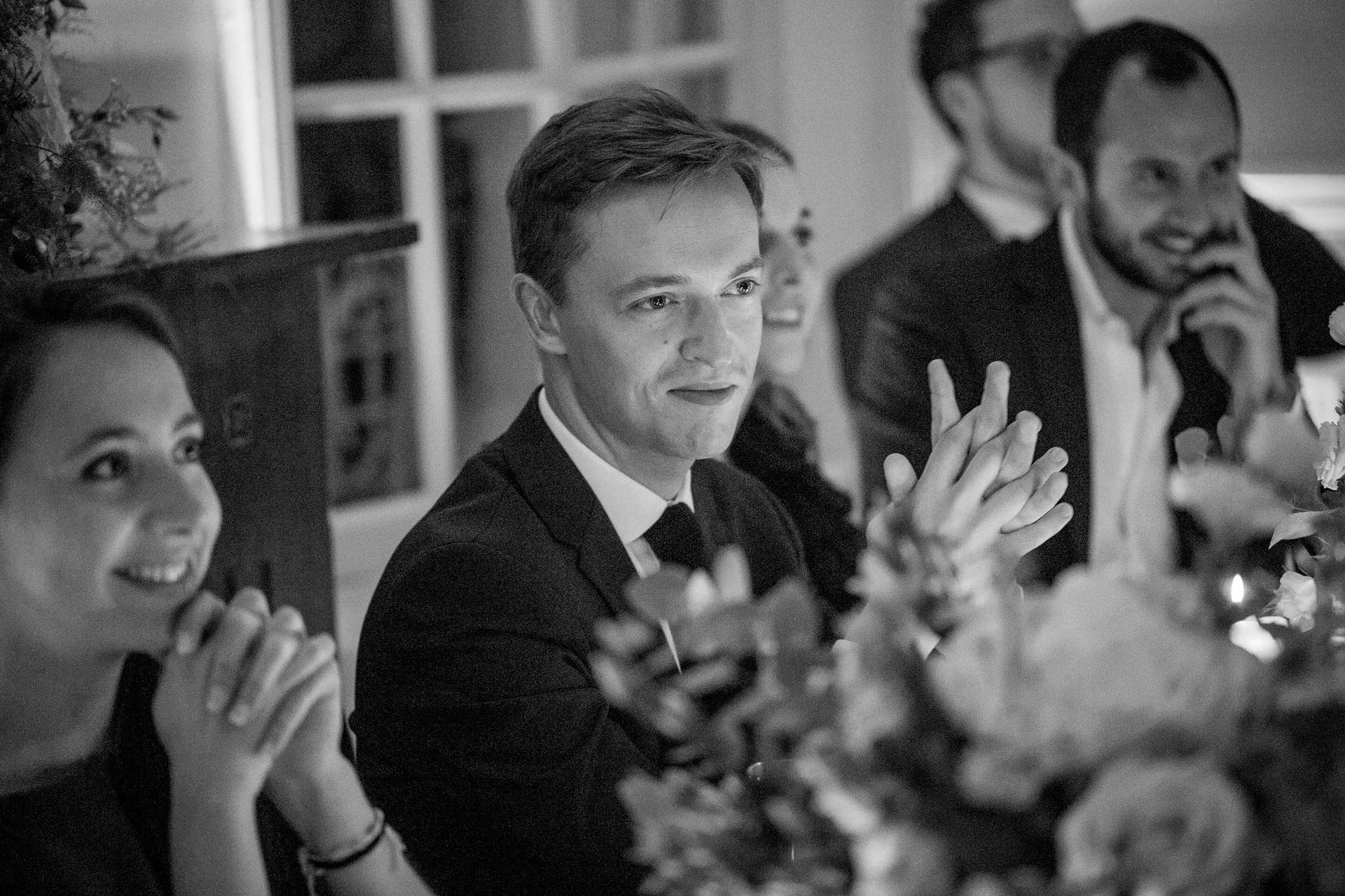 Groupe de personnes lors d'un dîner, en discussion et profitant de l'instant