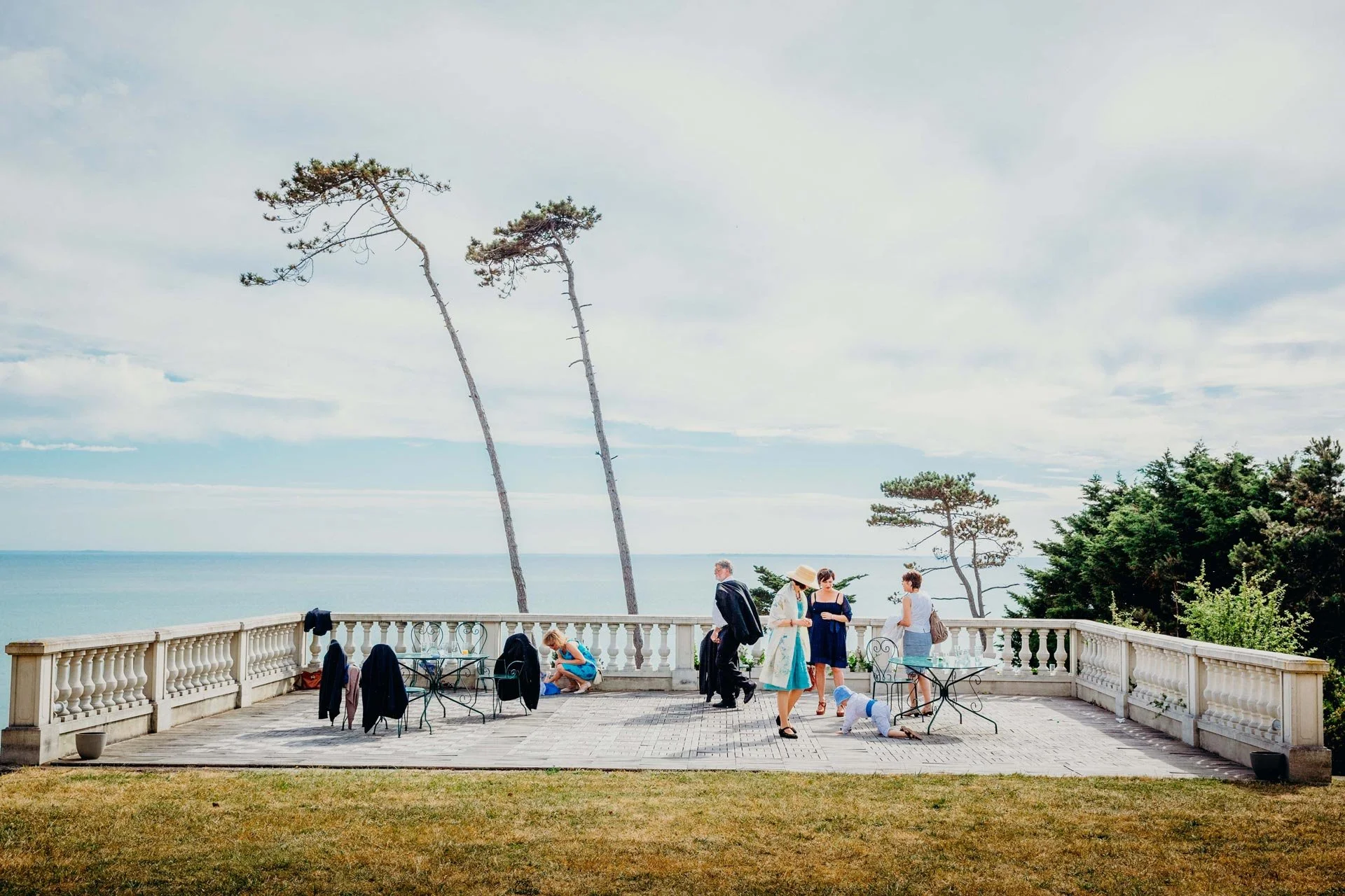 Vue pins parasols mariage à Granville bord de mer