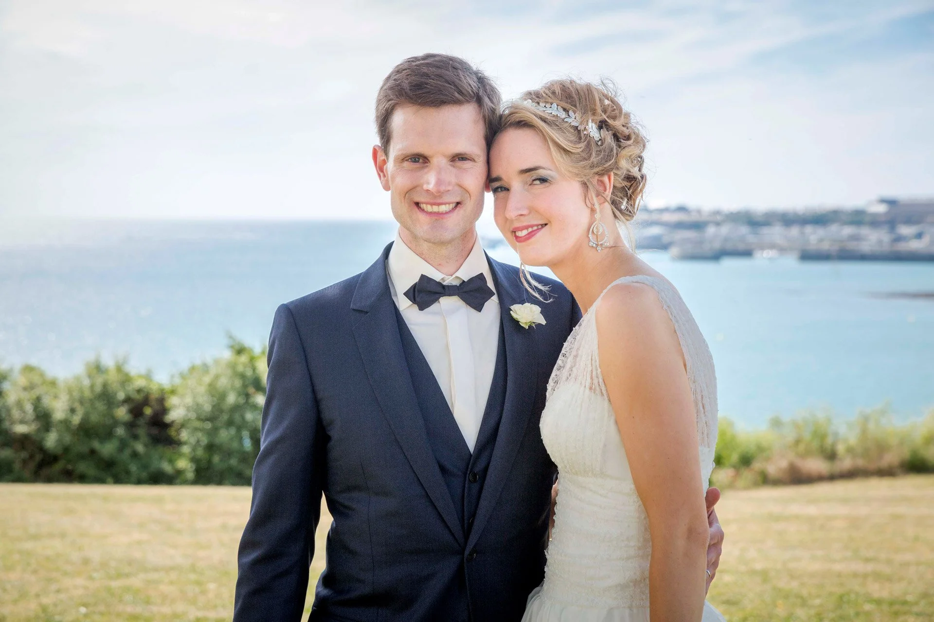 Portrait de couple mariage en lumière naturelle, vue sur la baie à Granville