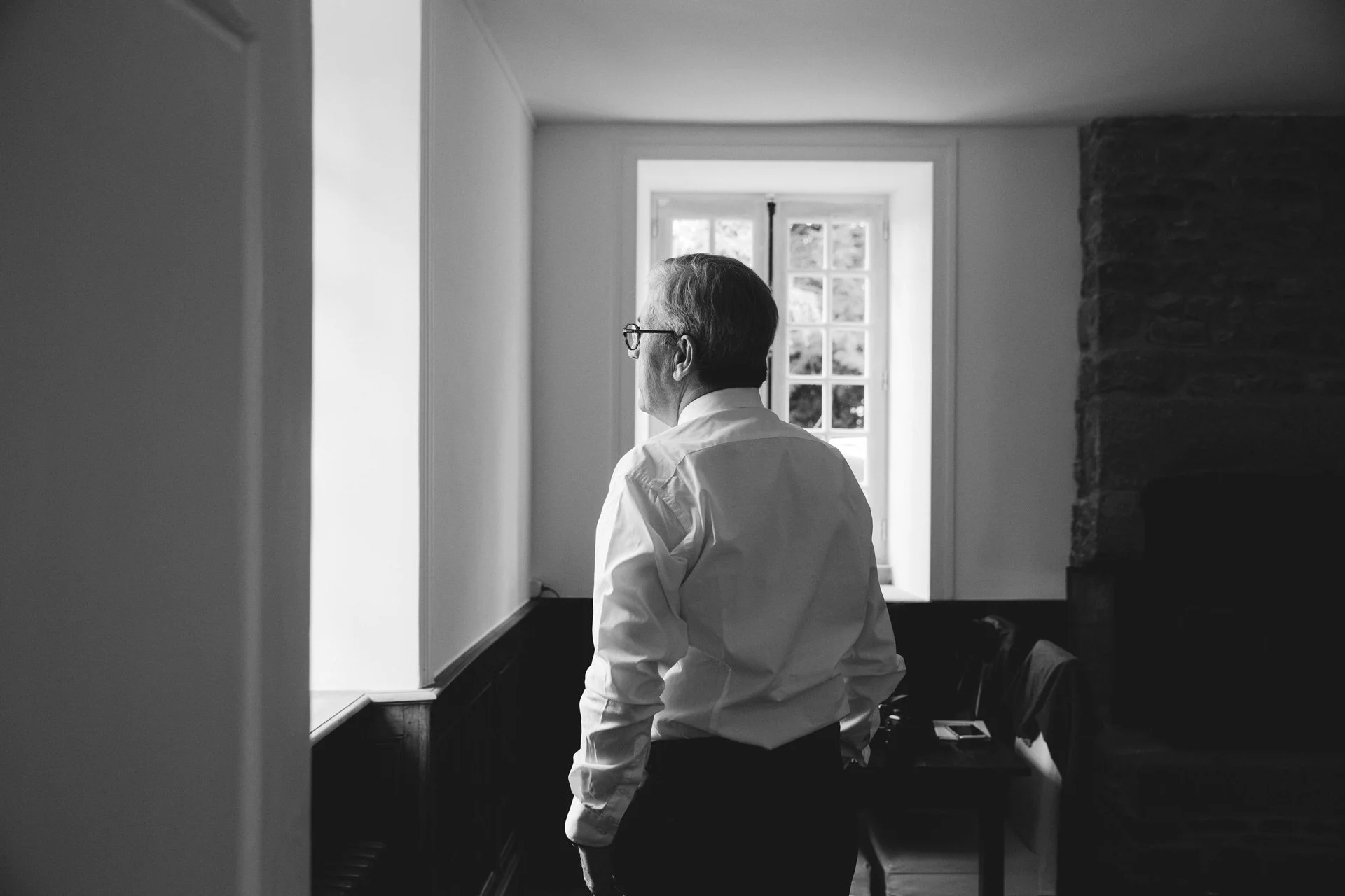 Photographe de mariage en Normandie, scène d'intérieur intimiste en noir et blanc