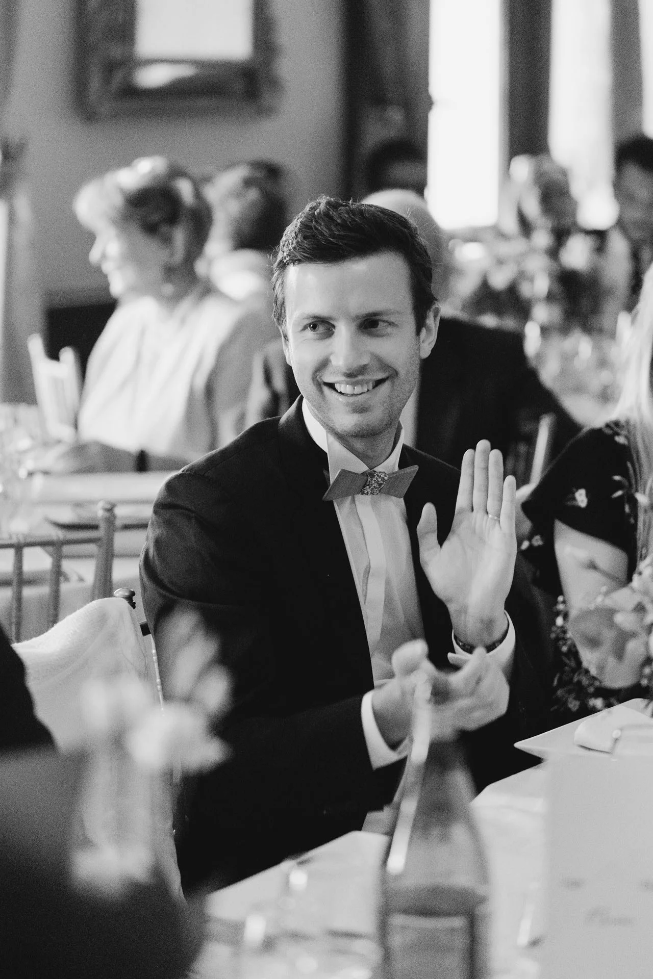 Photographe de reportage mariage, portrait d'un homme souriant en noir et blanc