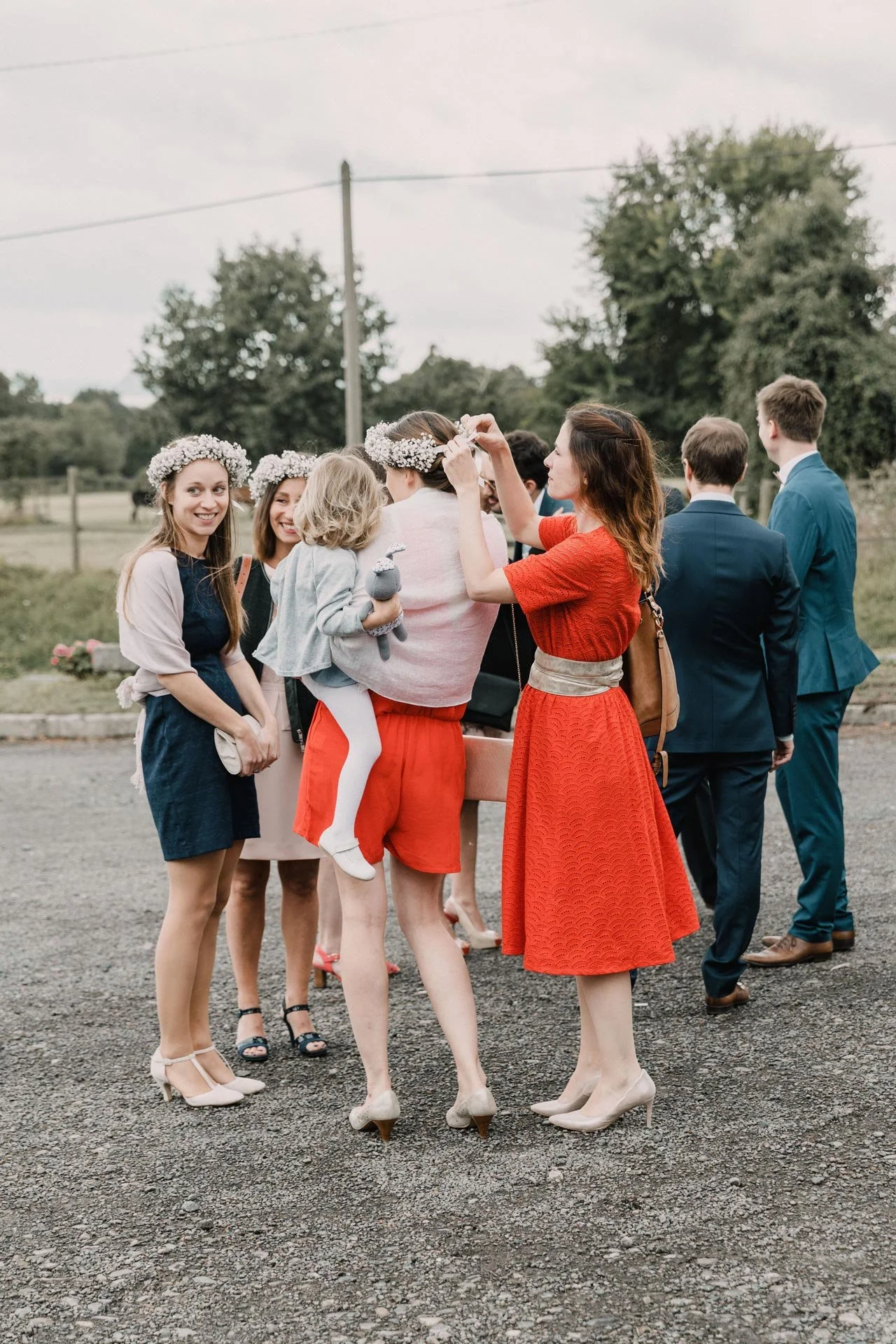 Groupe de personnes lors d'une cérémonie de mariage