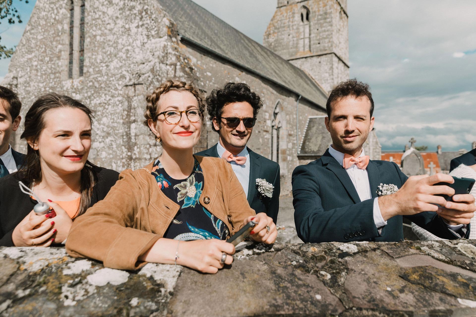 Reportage de mariage en Normandie, groupes de personnes à la sortie de la cérémonie religieuse