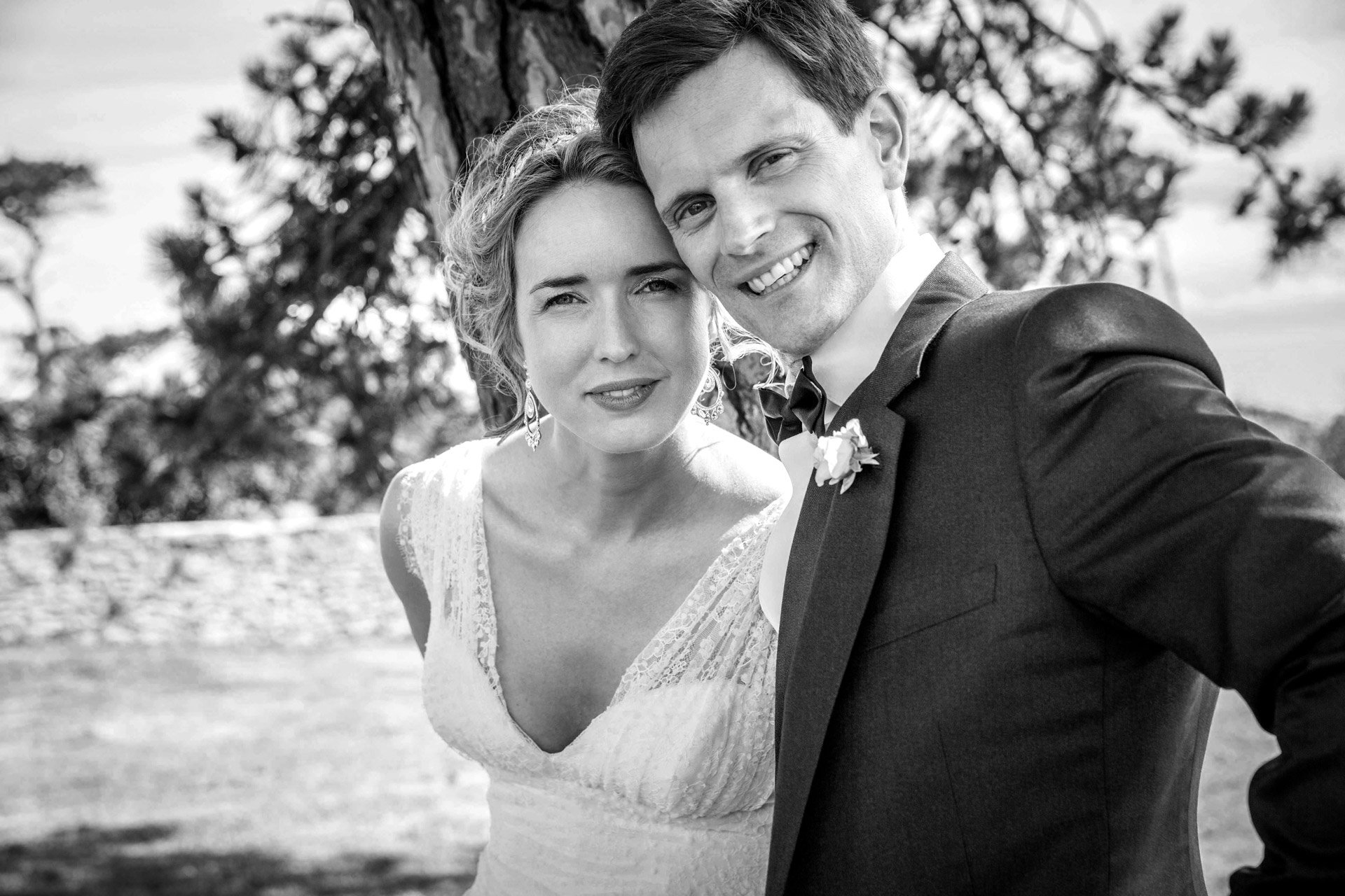 Couple mariés complicité en noir et blanc photographie argentique